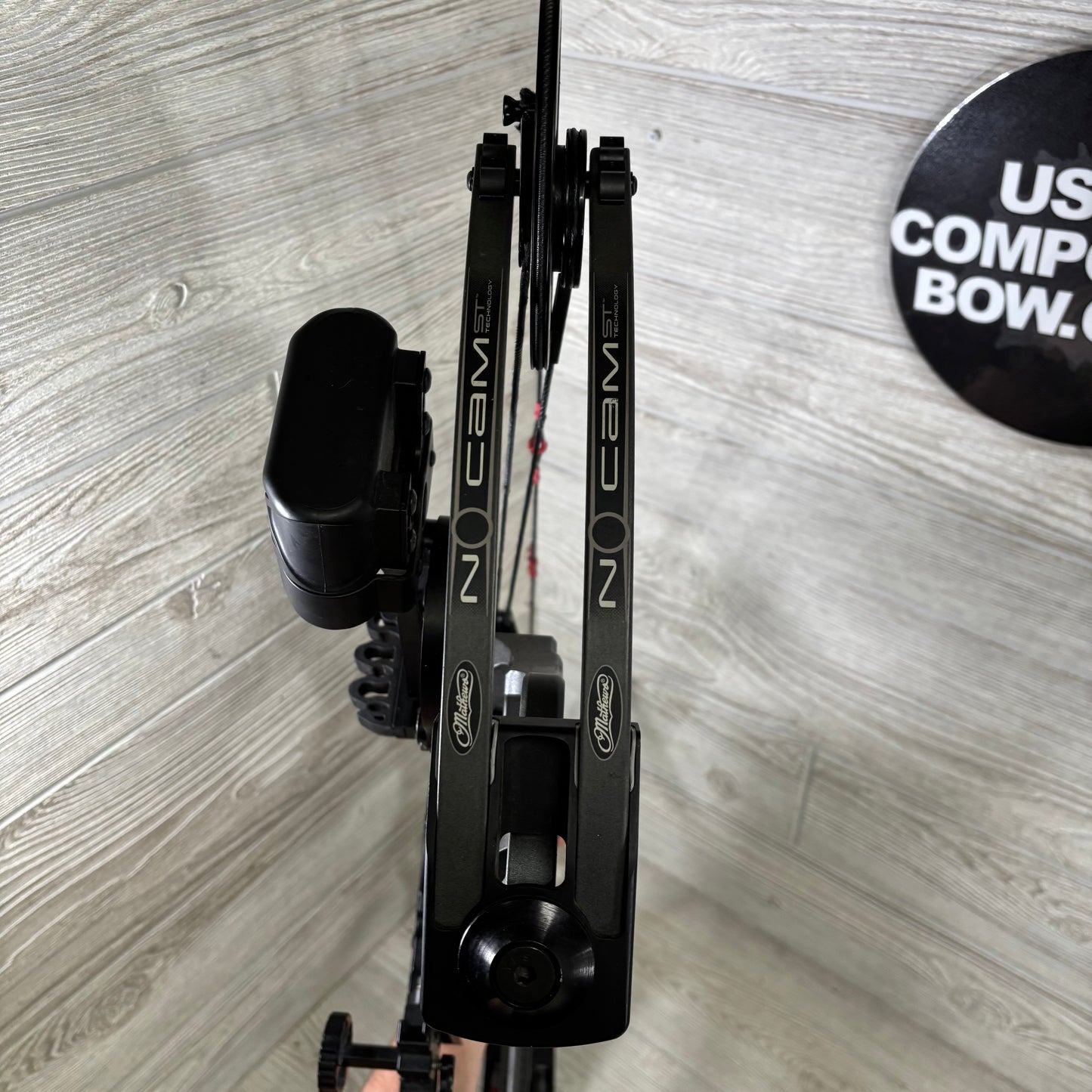 Used Mathews No Cam HTX 26"/70# Right Handed Package