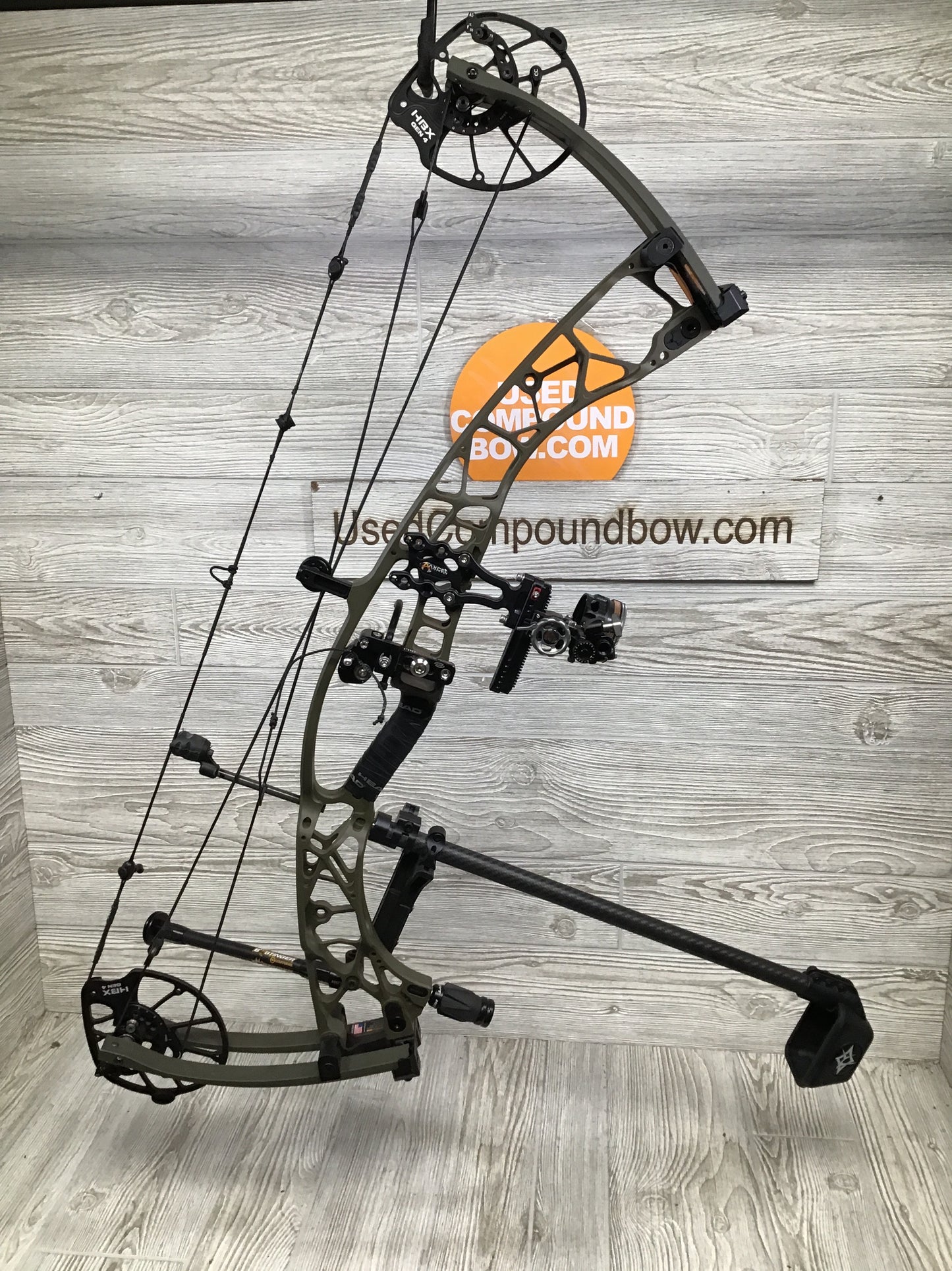 Used Hoyt ALPHA AX-3 33 Right Handed Wilderness 60-70# LOADED