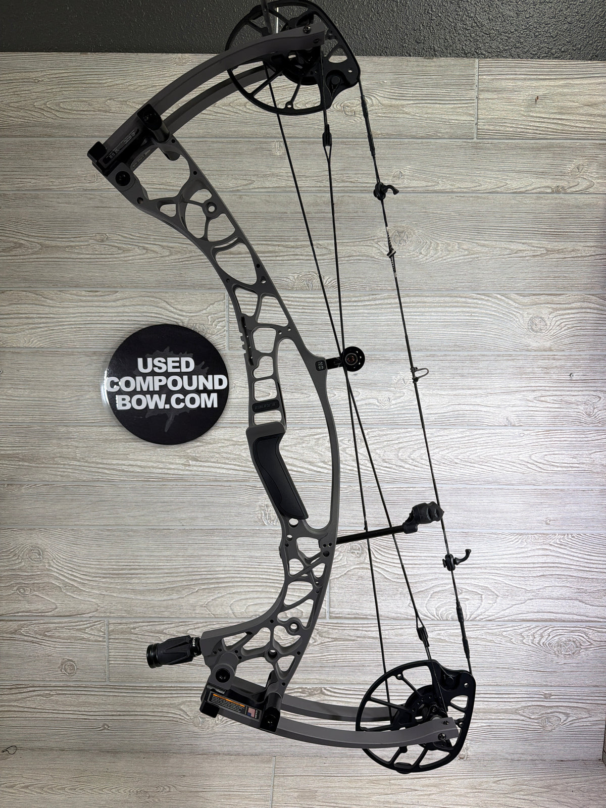 Used Hoyt Alpha AX-2 29 Tombstone RH 60-70# 27.5"