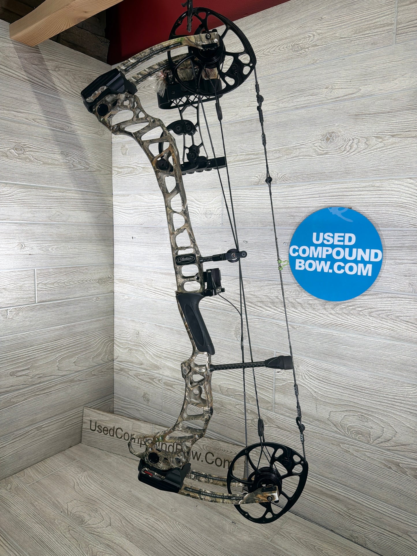 Used Mathews Vertix 28" 70lb Realtree Edge Right Hand Bow Pkg
