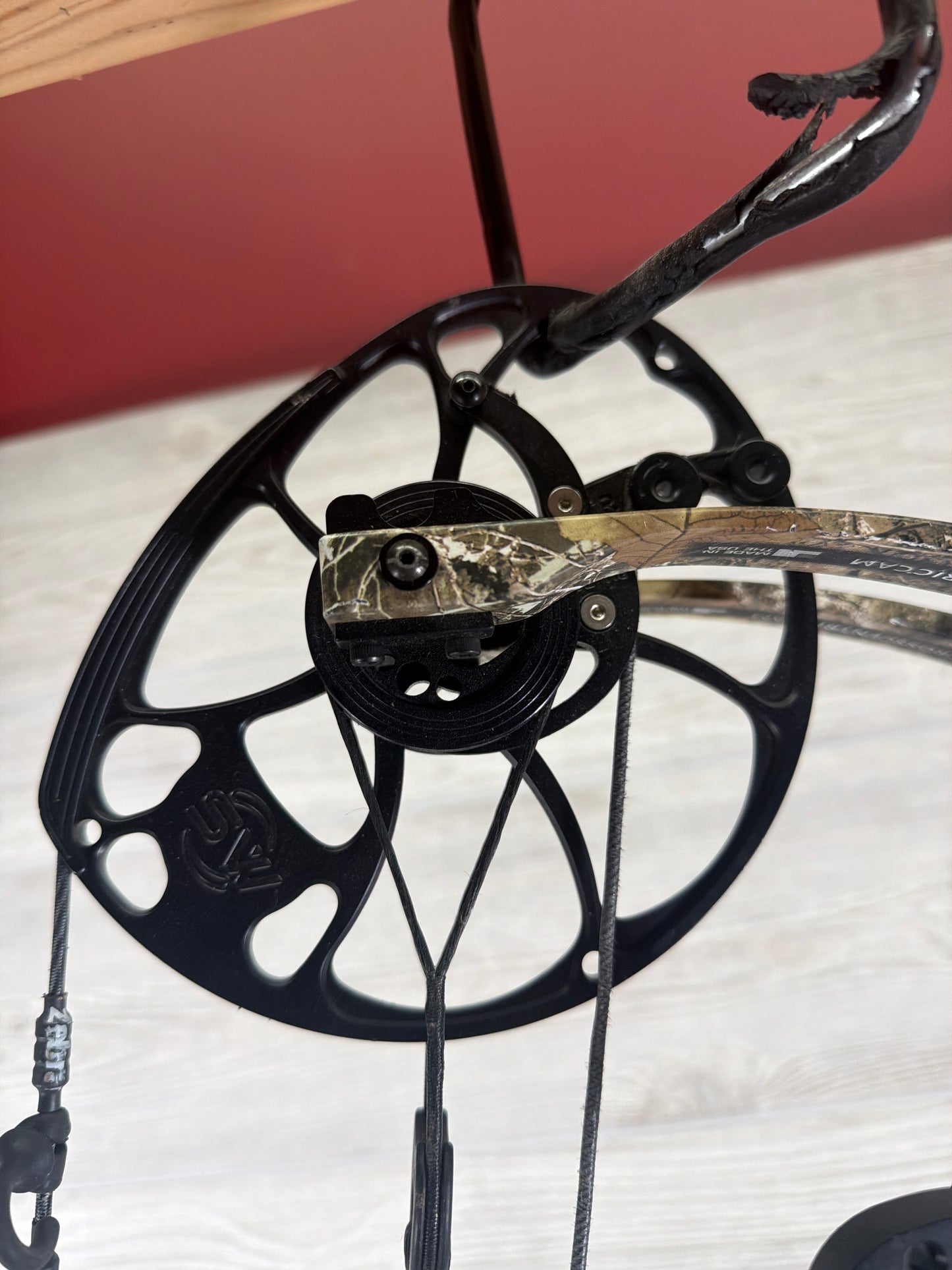 Used Mathews Vertix 28" 70lb Realtree Edge Right Hand Bow Pkg