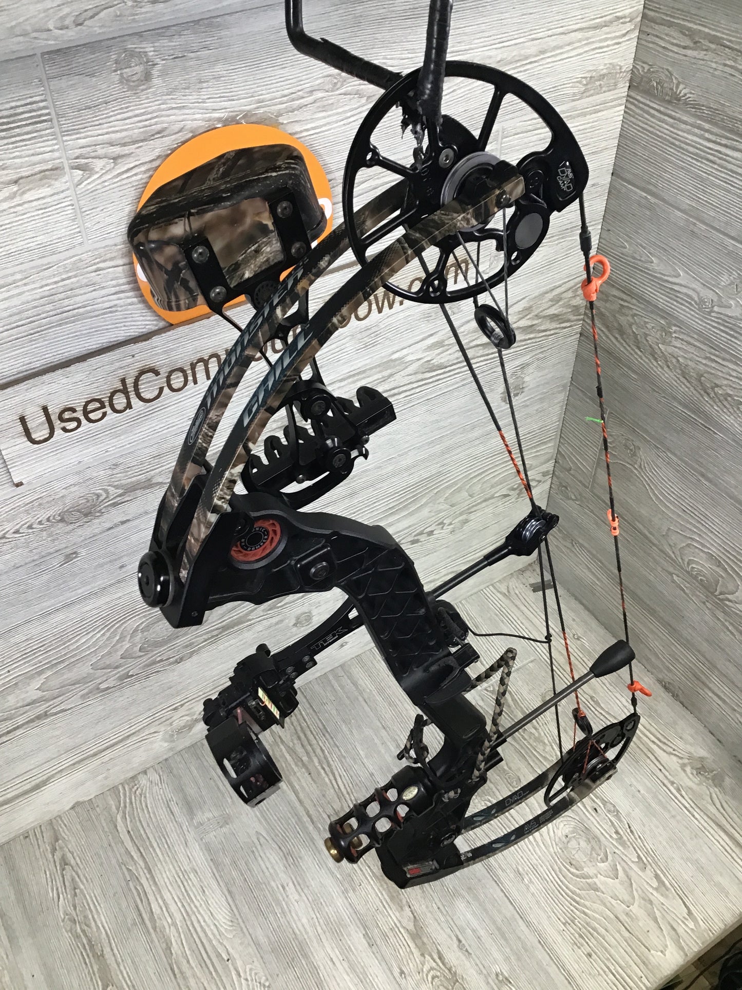 Used Mathews Chill Black riser/ lost camo limb Package Right Handed 28.5/70