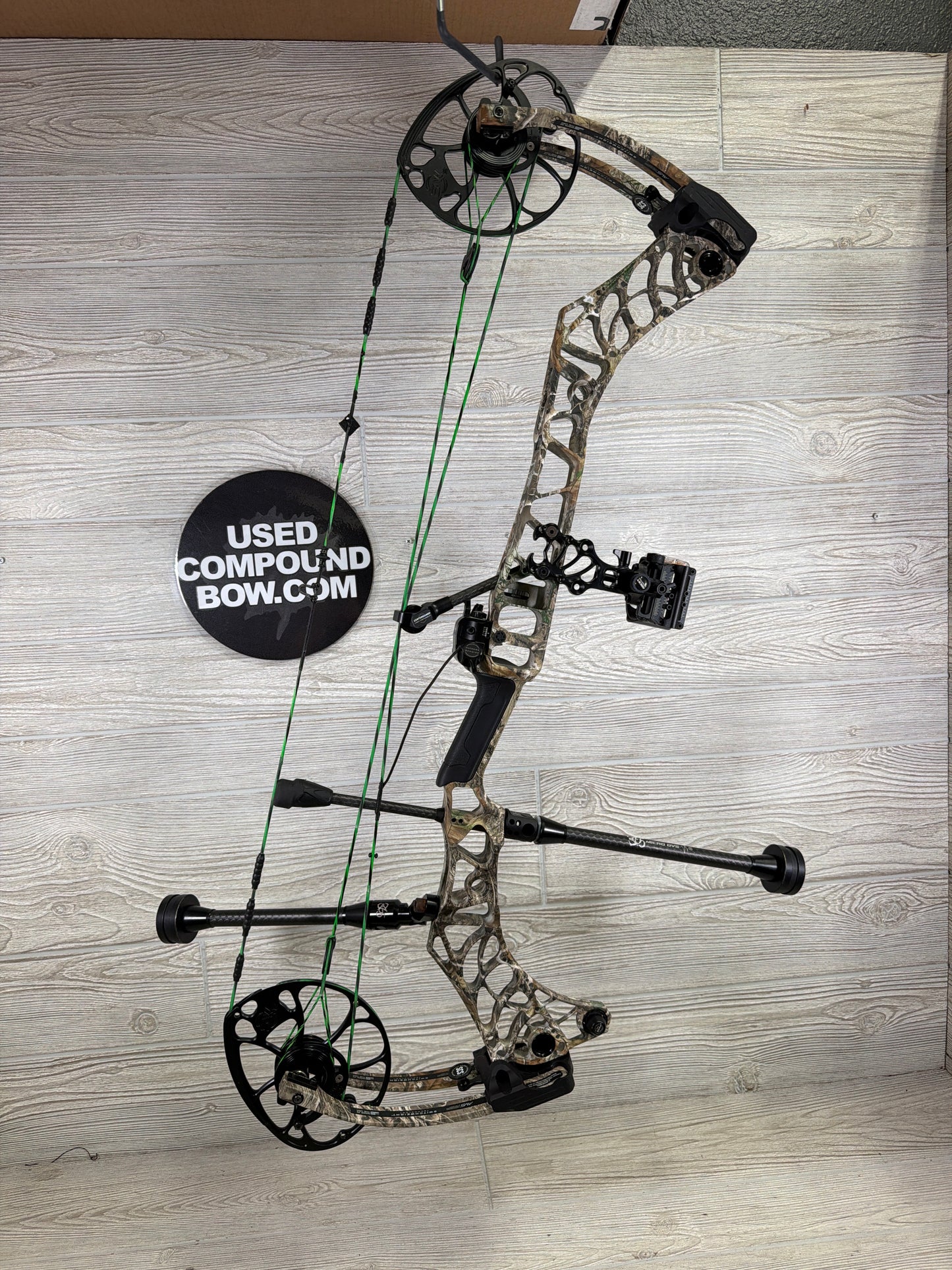 Used Mathews V3 31 30" 70lb RH Realtree Edge PKG