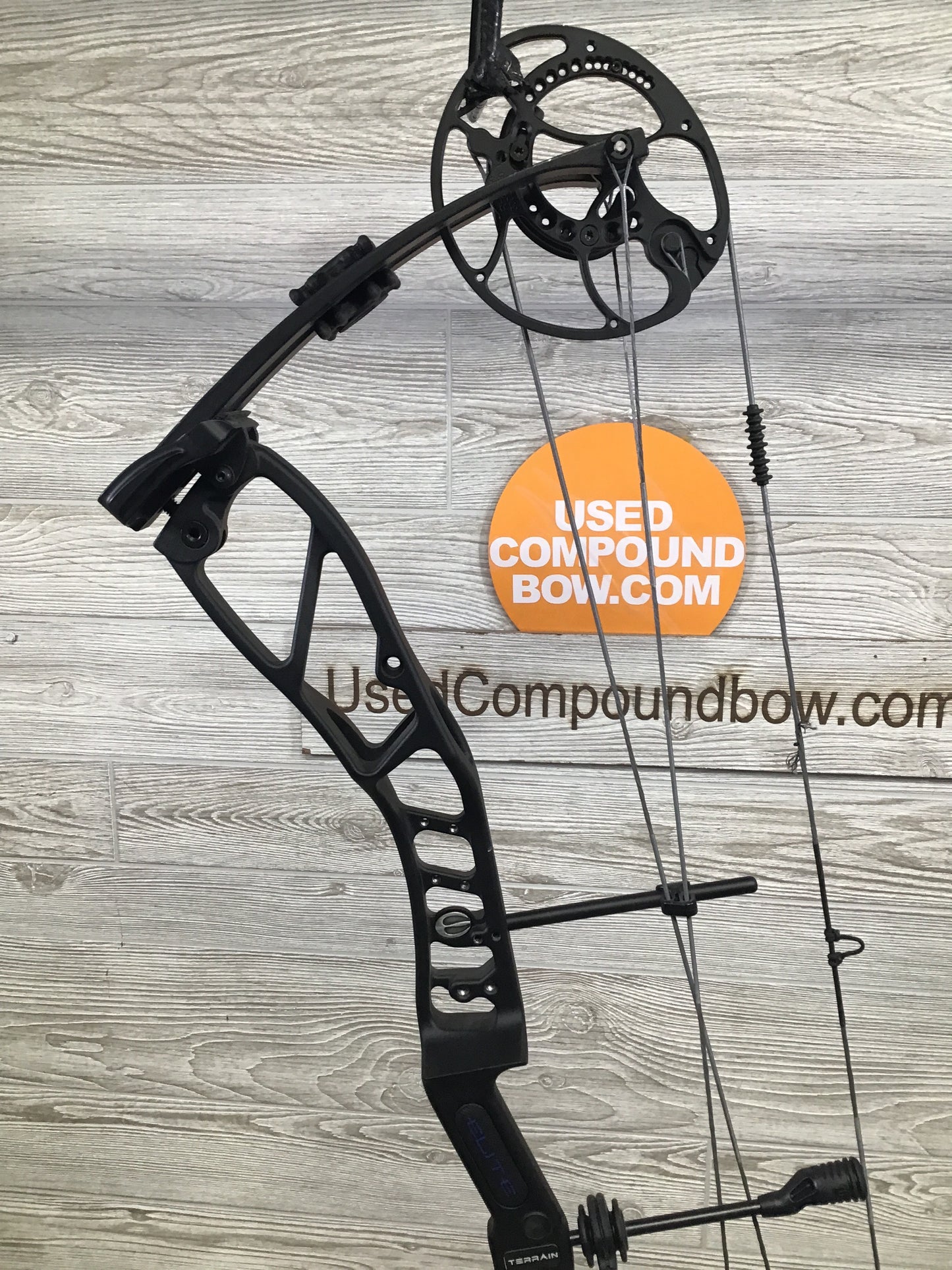 Used Elite Terrain RH Black 25.5-31.5" 55-70# Bow