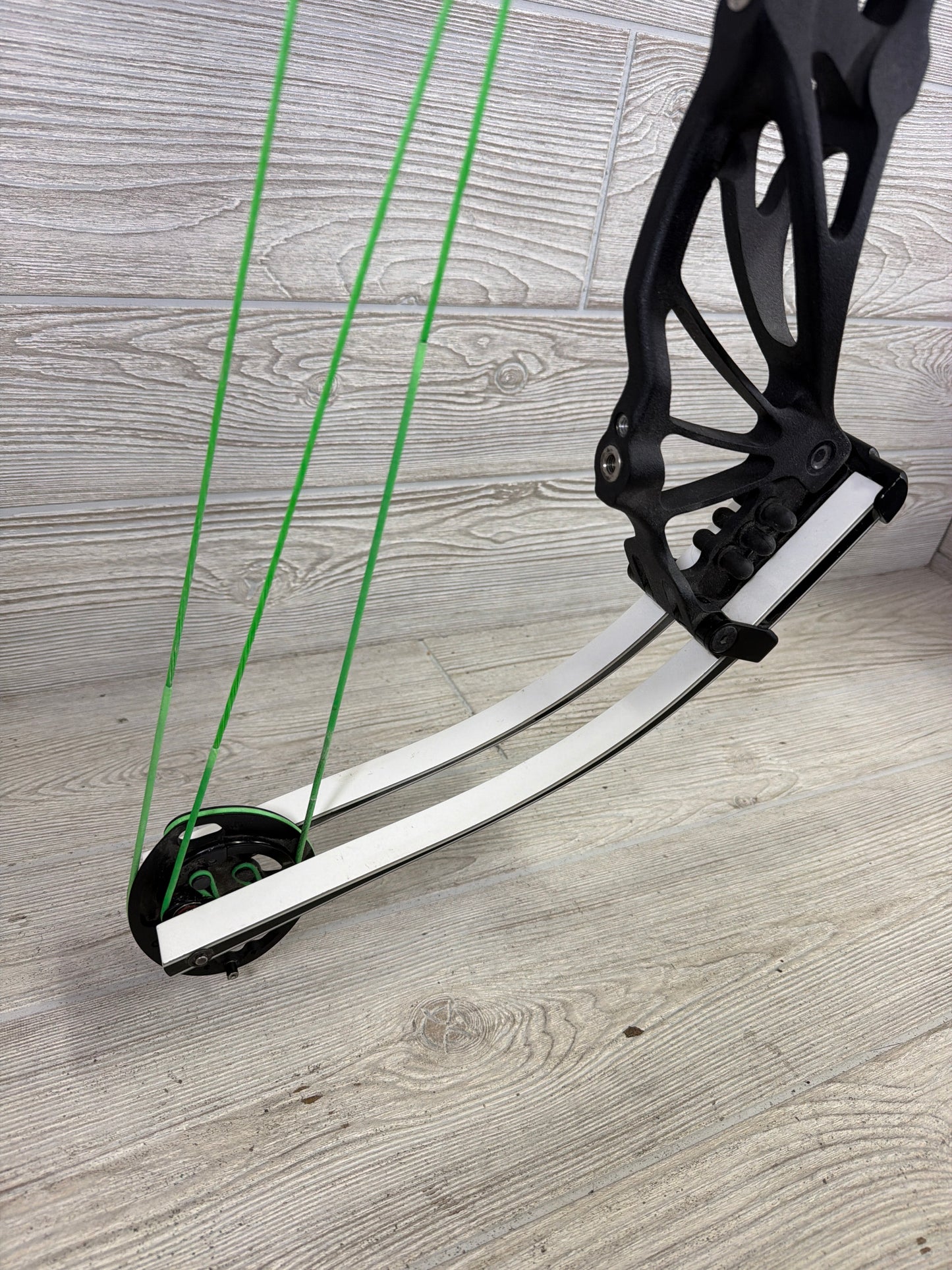 Used Right-Handed/Black and White Hoyt Prevail 40 SVX #4 30.5-31.5" 50-60#