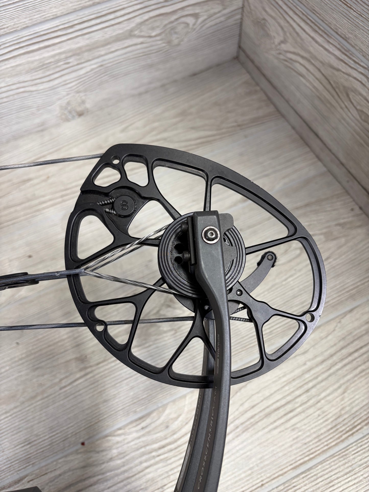 Used Mathews Traverse Right Handed 60-70lb 30" Stone