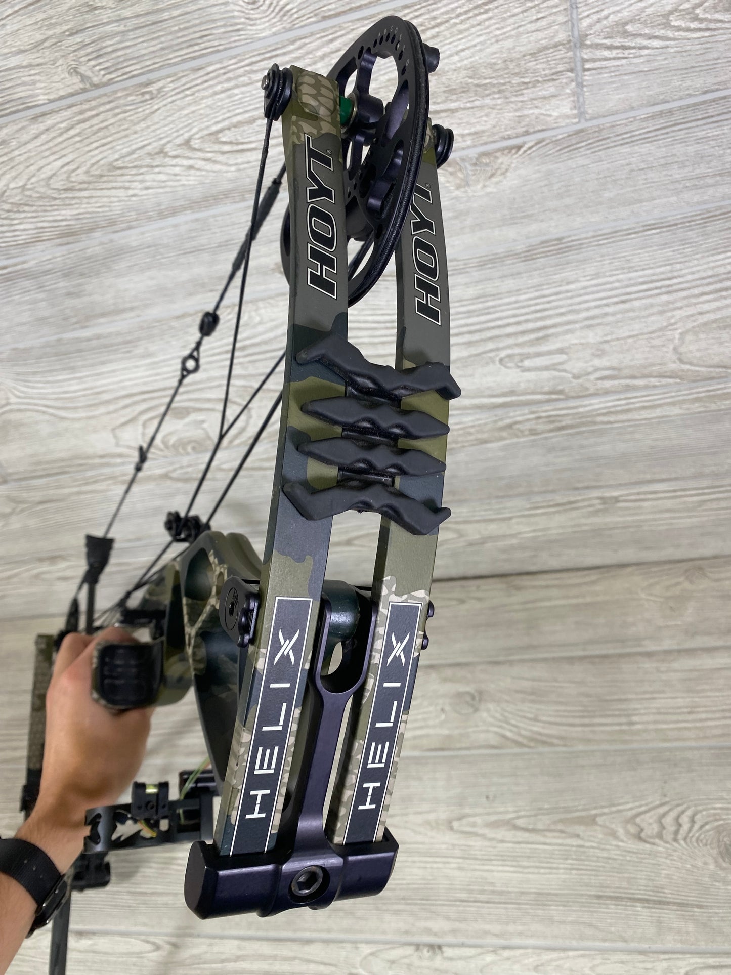 Used Hoyt Helix Left Hand 25-28" 55-65# Package