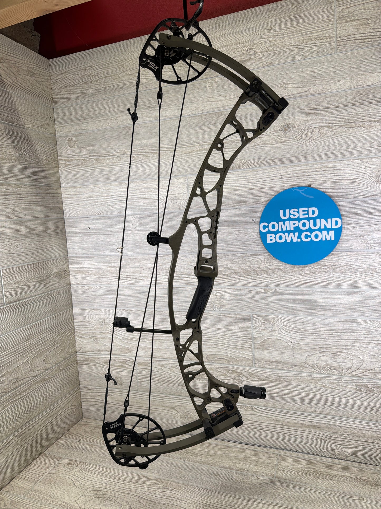 Hoyt AX-32 29" 70lb Right Hand Wilderness Bow