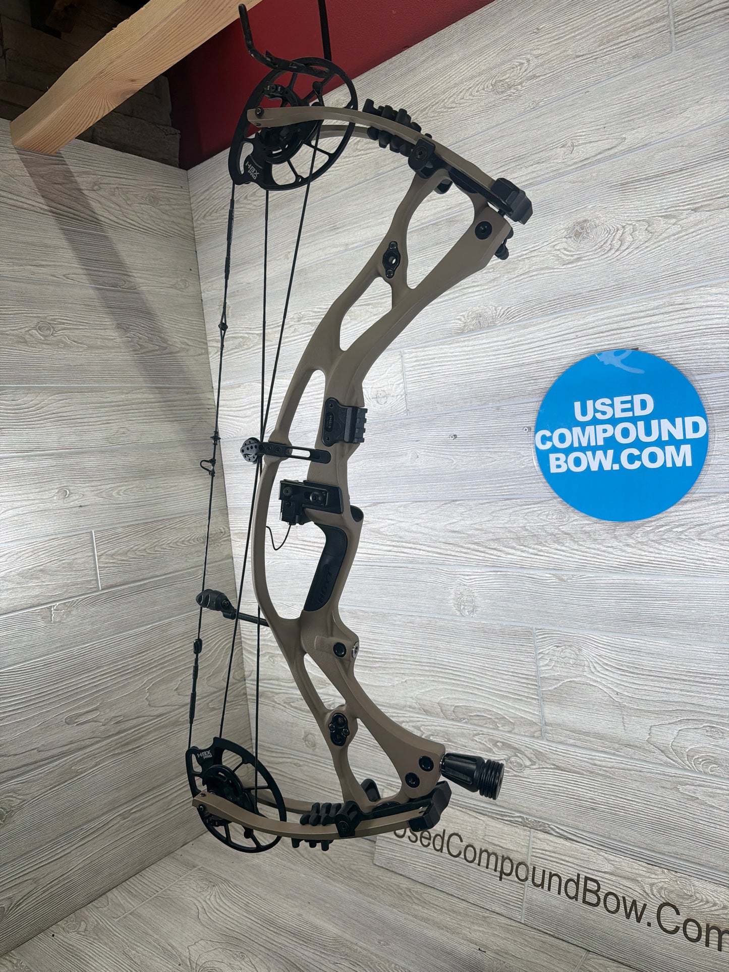 Used Hoyt Carbon RX-7 28.5" 70lb Right Hand Buckskin Bow w/Schaefer XV Rest