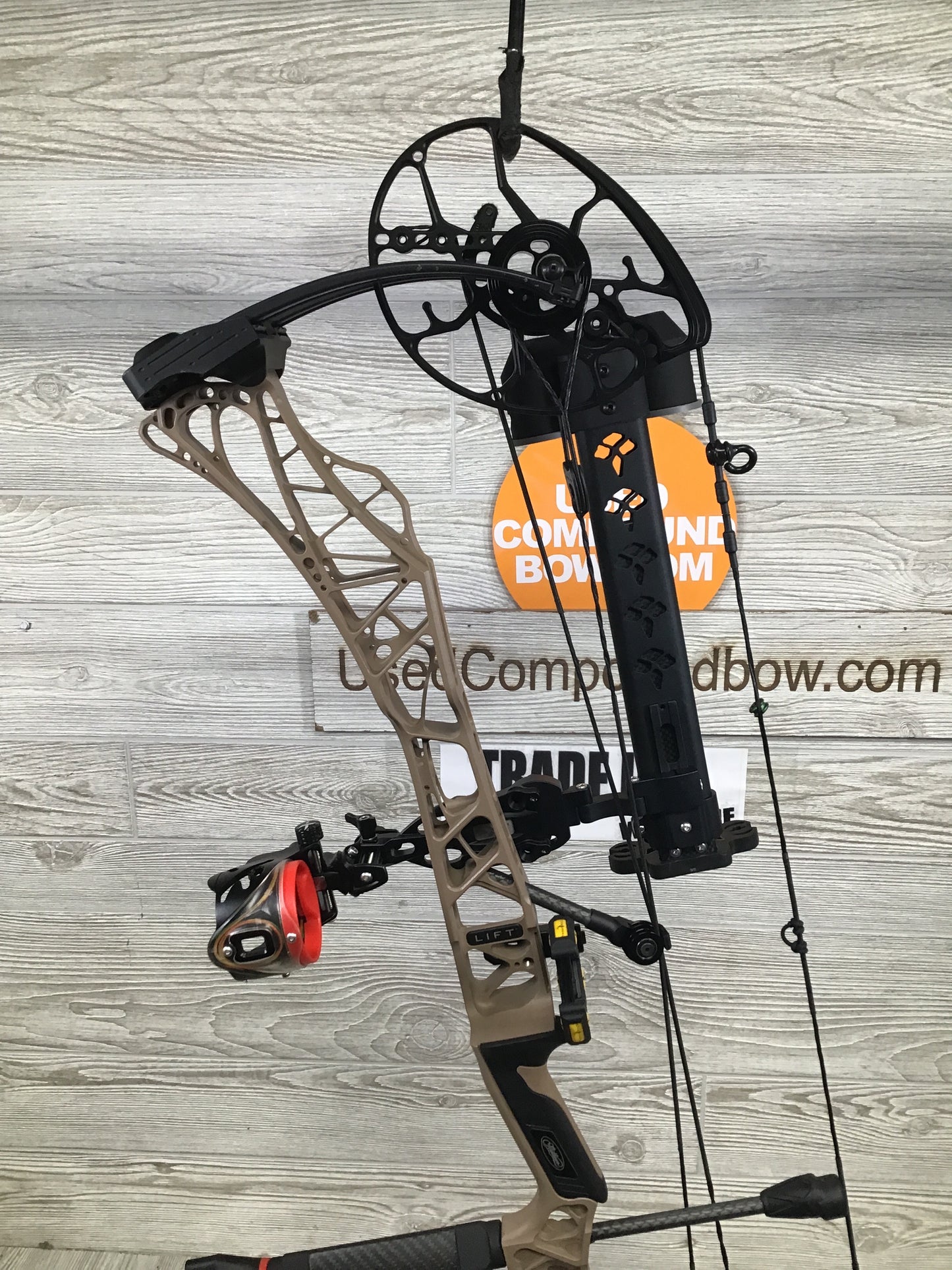 Used Mathews Lift X 29.5 Earth Riser/ Black Limbs Right Hand 27.5/60# package