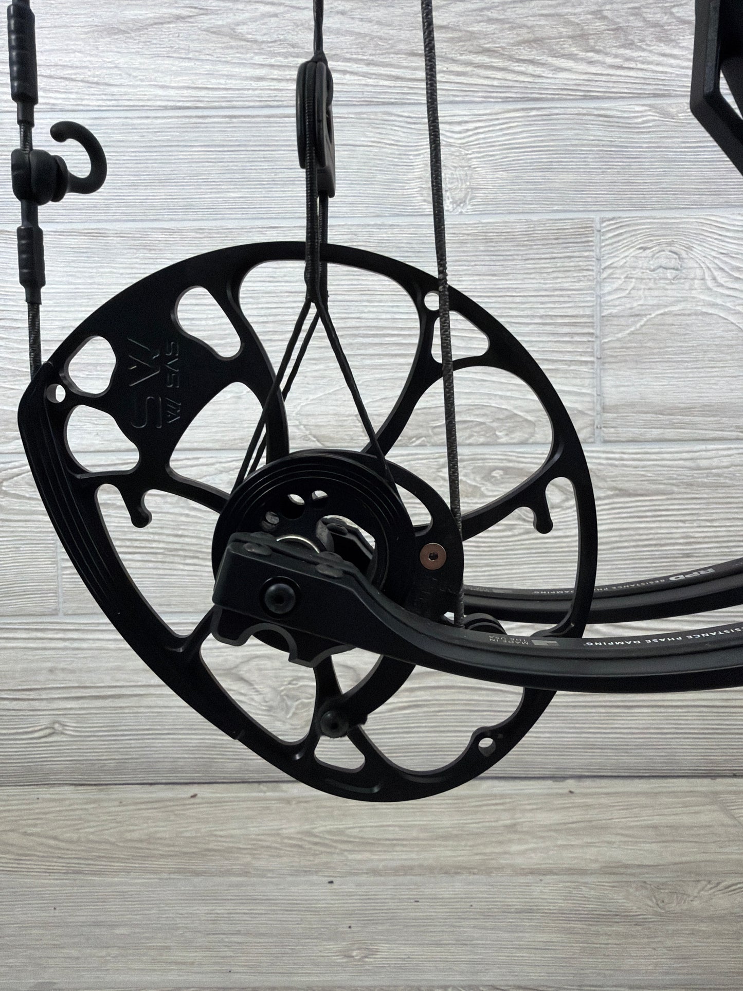 Used Mathews Phase 4 33 30" 75lb RH Black Bow