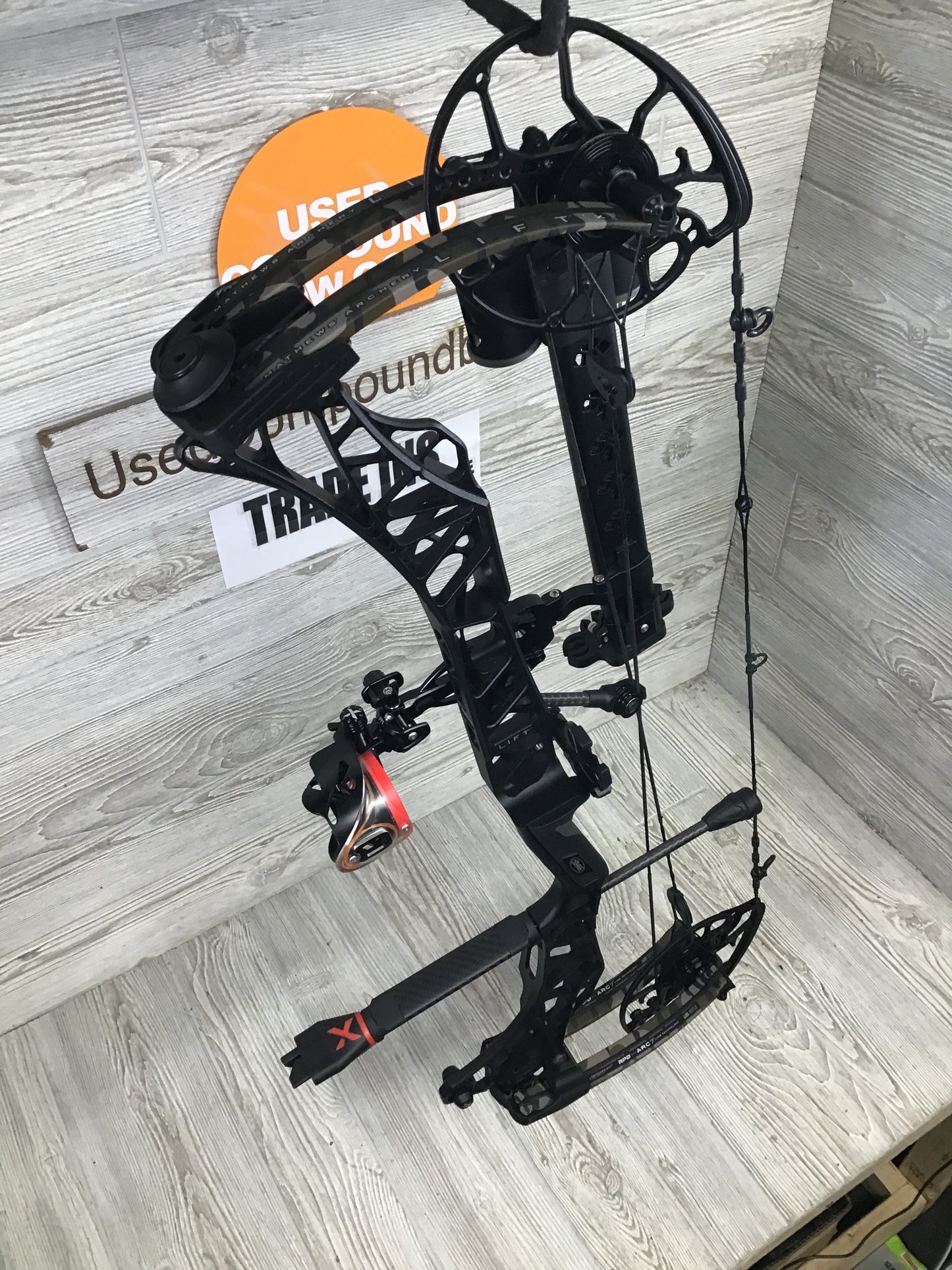 Used Mathews Lift X 29.5 Right Hand Black riser/Bottomlands limbs Bow 30/70 Package
