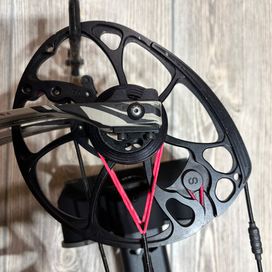 Used Mathews Vertix RH Under Armour Bow Package