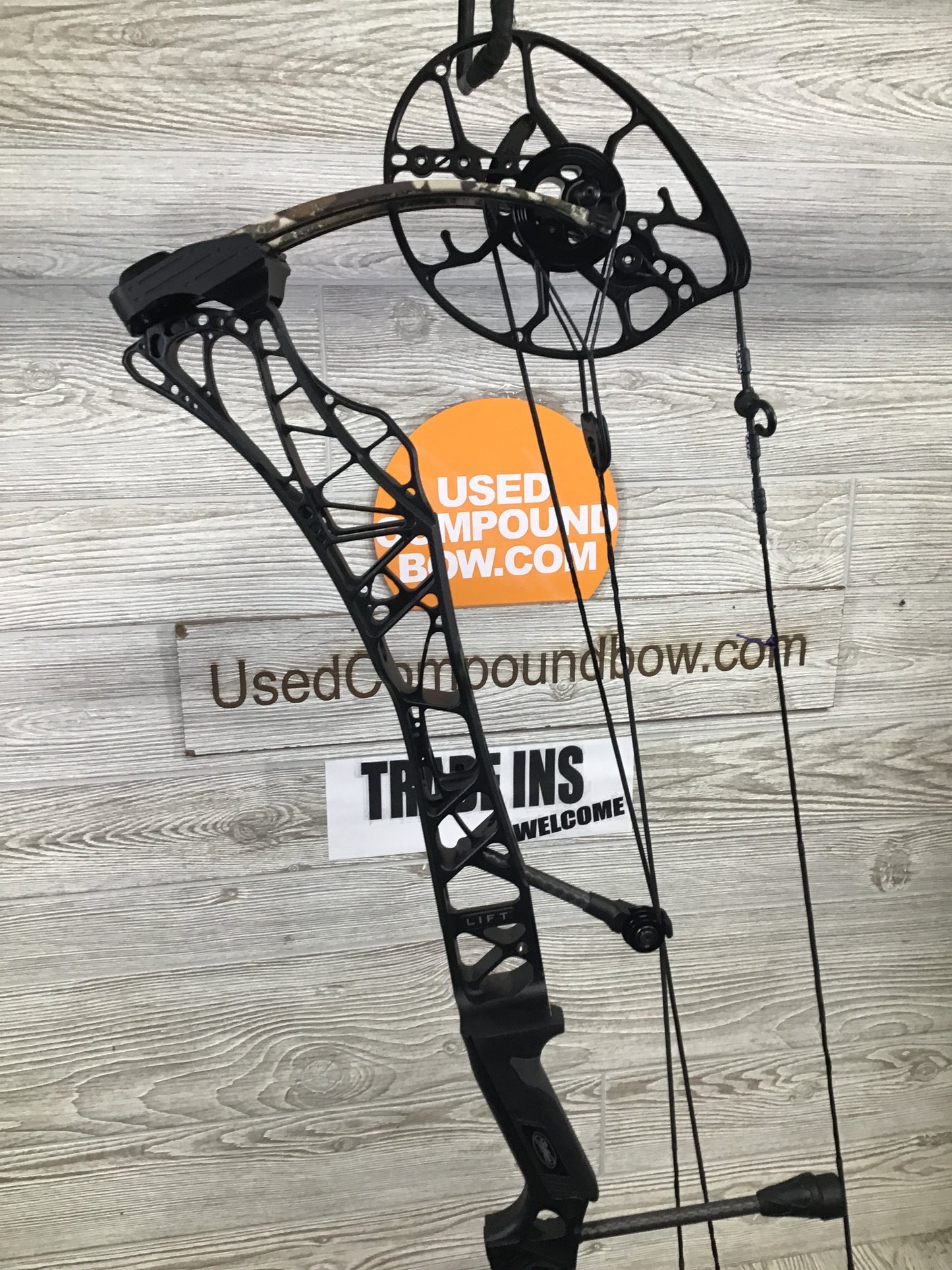 Used Mathews Lift X 29.5 Right Hand 29"/70# Black Riser/First Lite Limb