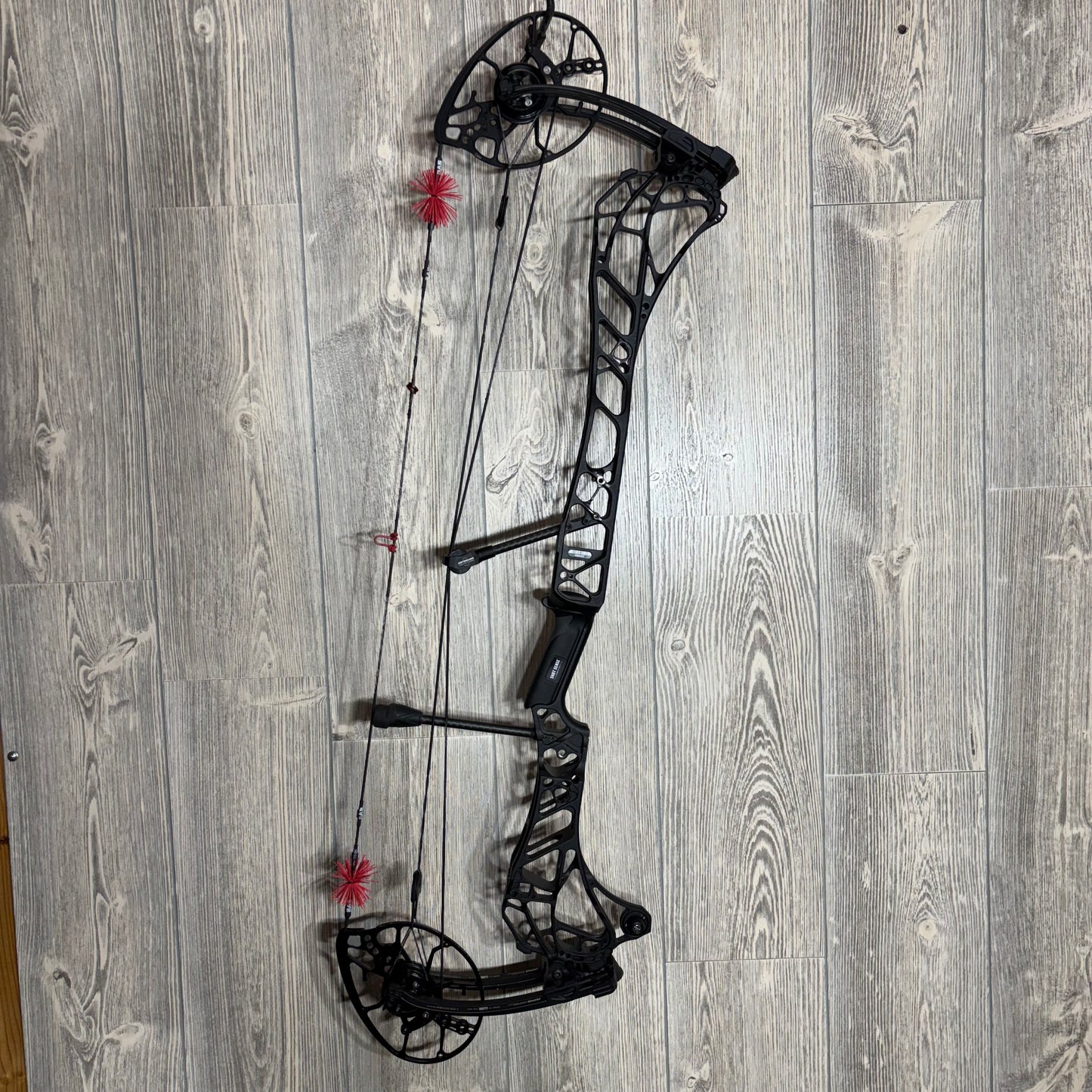 Used Mathews ARC 34 RH Black with SysymX Strings