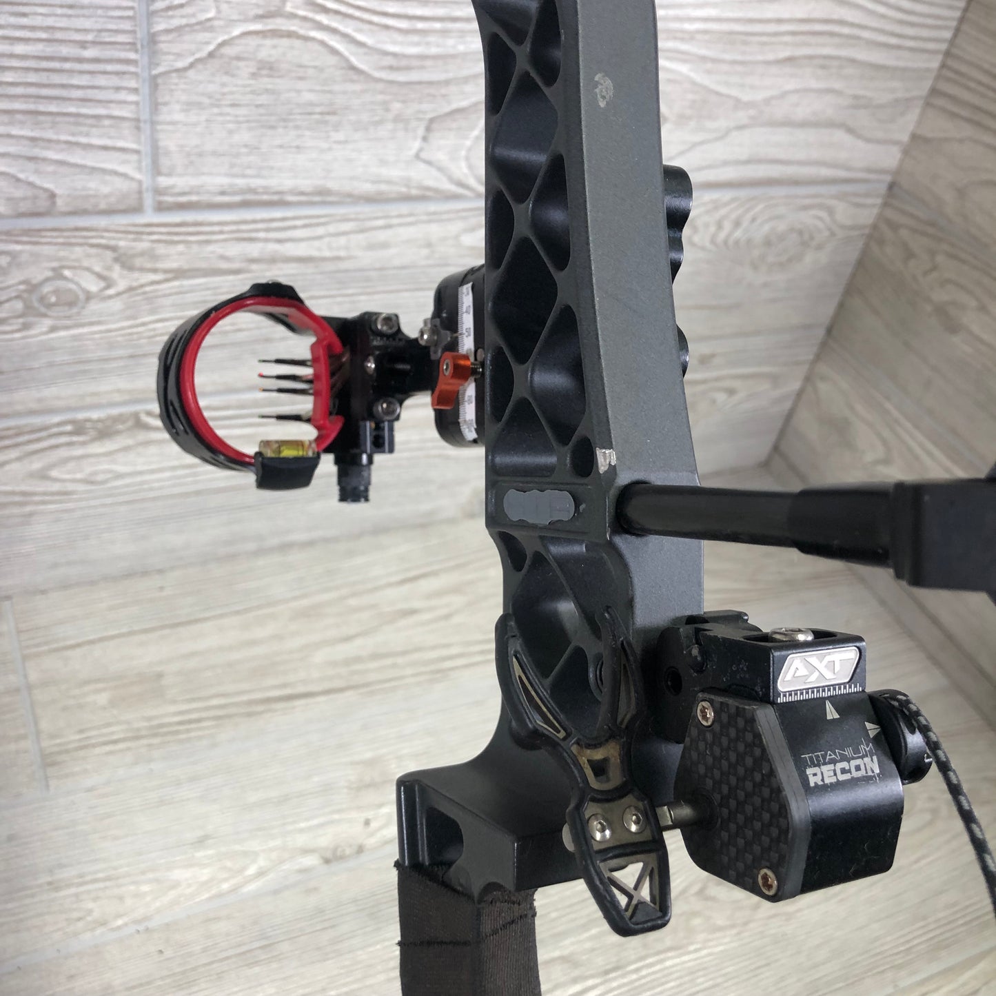 Mathews No Cam HTR  Right Hand 60- 70lbs Stone PKG 28"