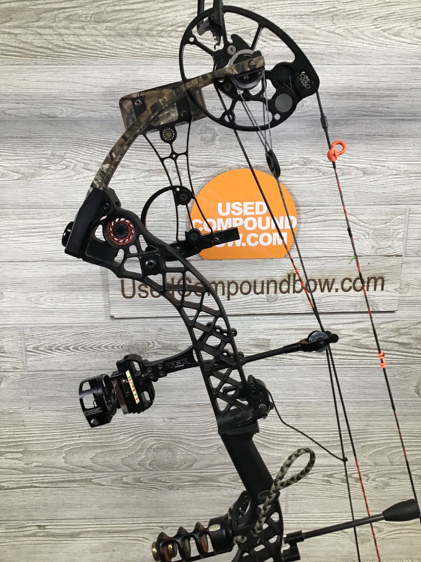 Used Mathews Chill Black riser/ lost camo limb Package Right Handed 28.5/70