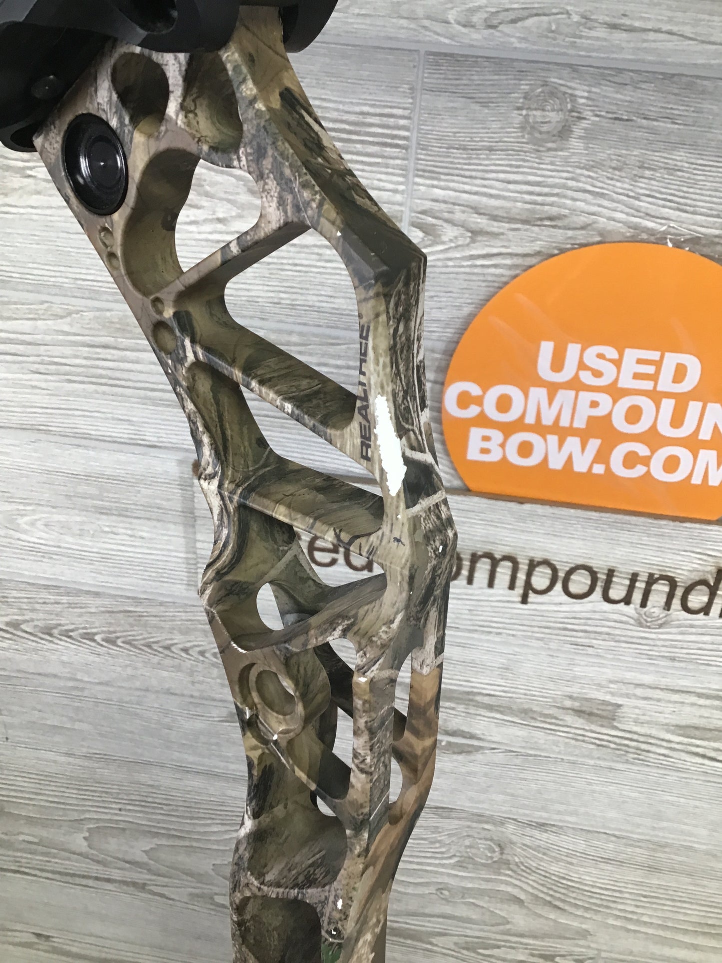 Used Mathews Traverse LH 60lbs Realtree dipped Package