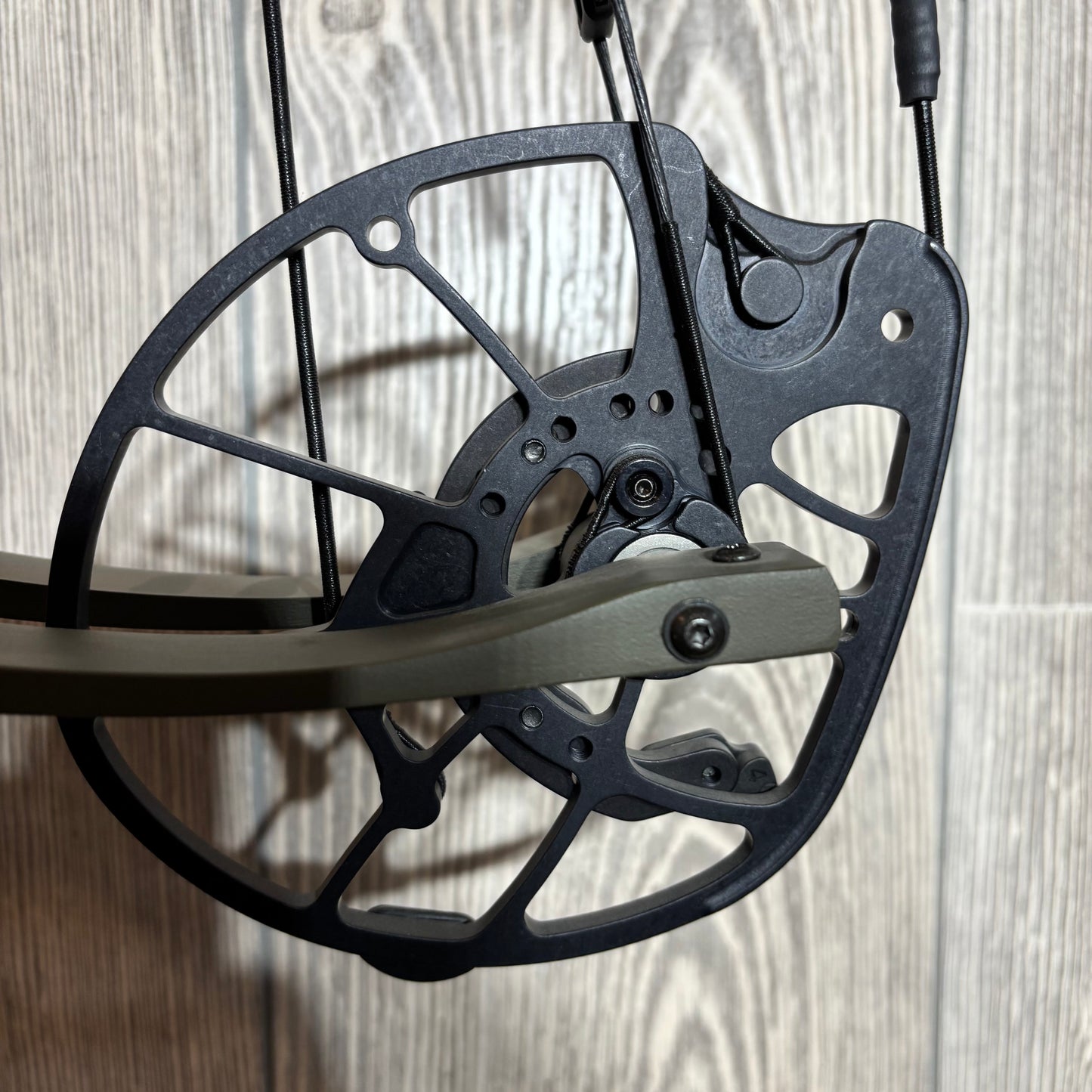 Used Hoyt Alpha AX-2 29 RH Wilderness 60lbs