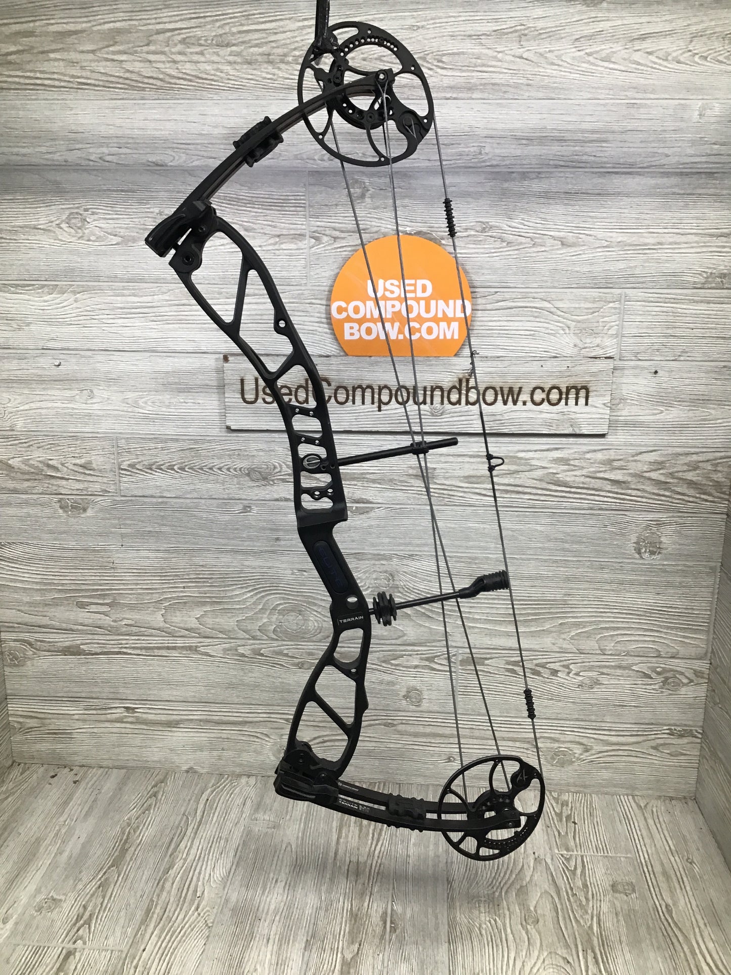 Used Elite Terrain RH Black 25.5-31.5" 55-70# Bow