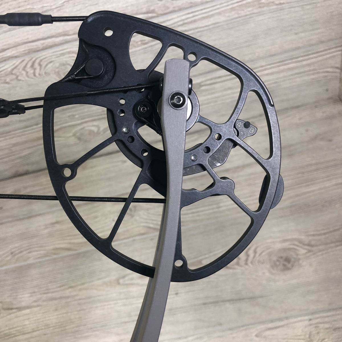 Used Hoyt Alpha AX-2 29 Tombstone RH 60-70# 29.5"