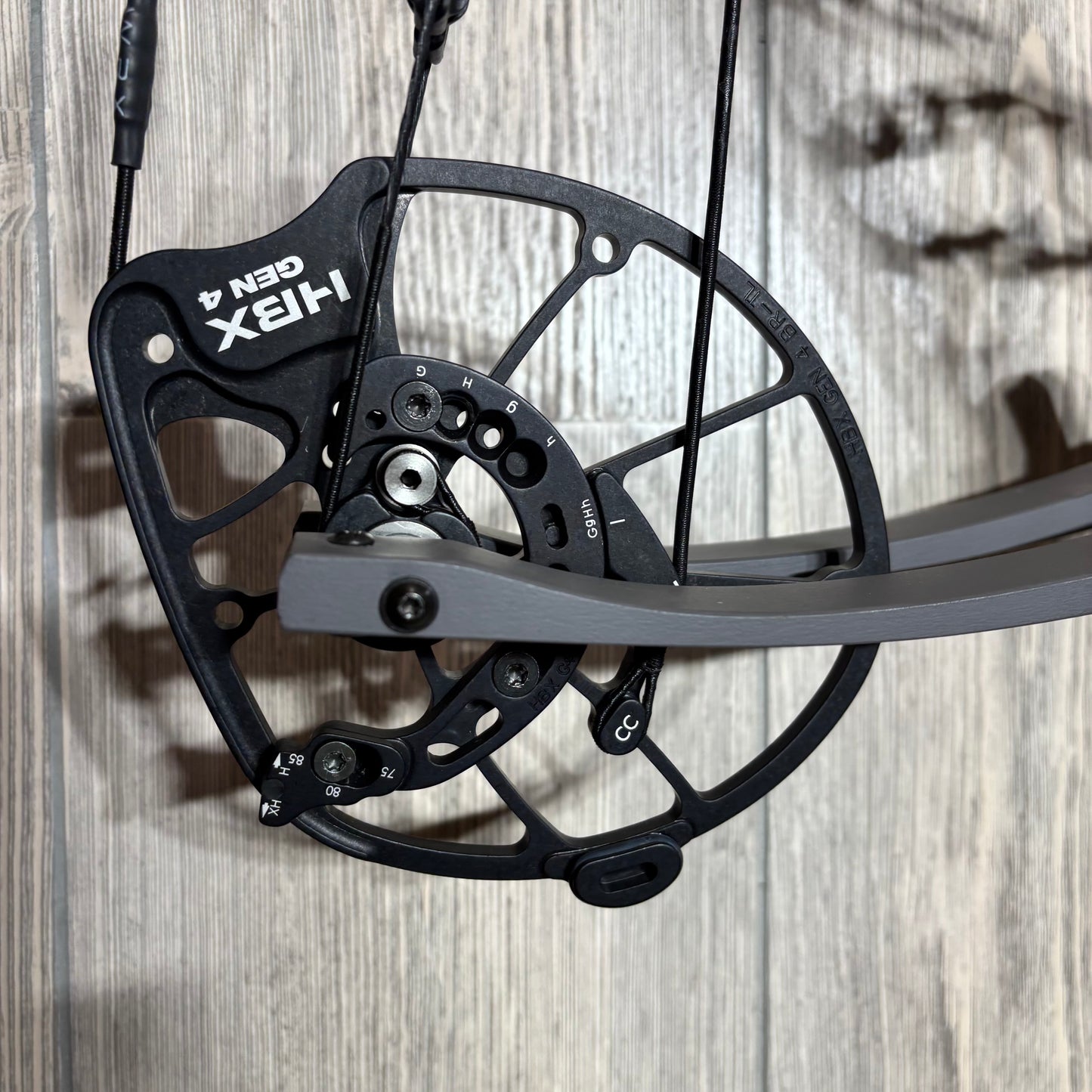 Used Hoyt Alpha AX-2 29 Tombstone RH 70lb Package