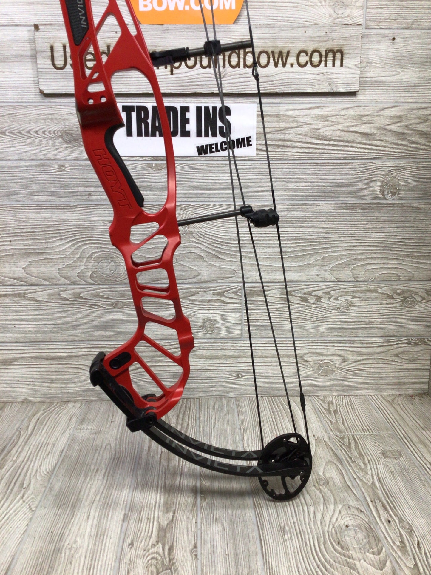 Used Hoyt Invicta 40 SVX cam 50-60# Right Handed 30"-31" Red