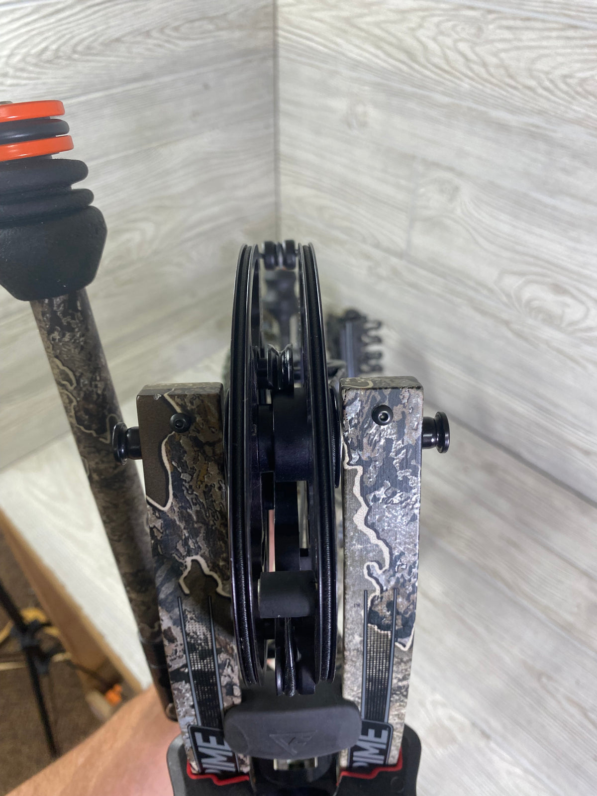 Prime Black 3 60-70# 25.5-31" Right Handed Realtree Escape Loaded