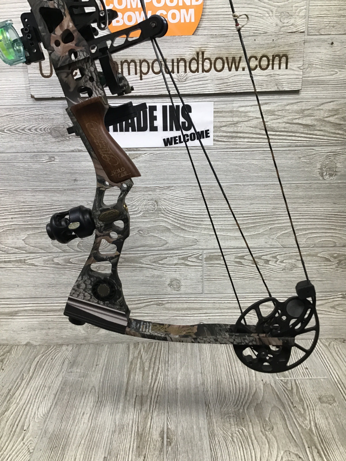 Mathews Outback 29" 60-70lb Right Handed Bow package Excellent shape