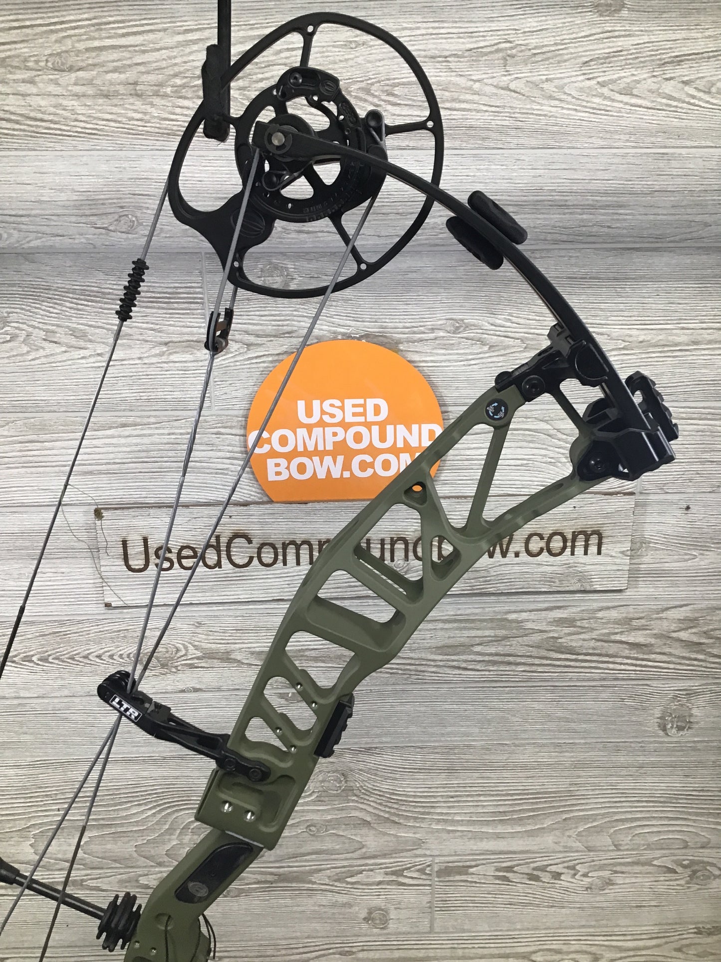 Elite Artus Right Hand Green 50-60# Bow