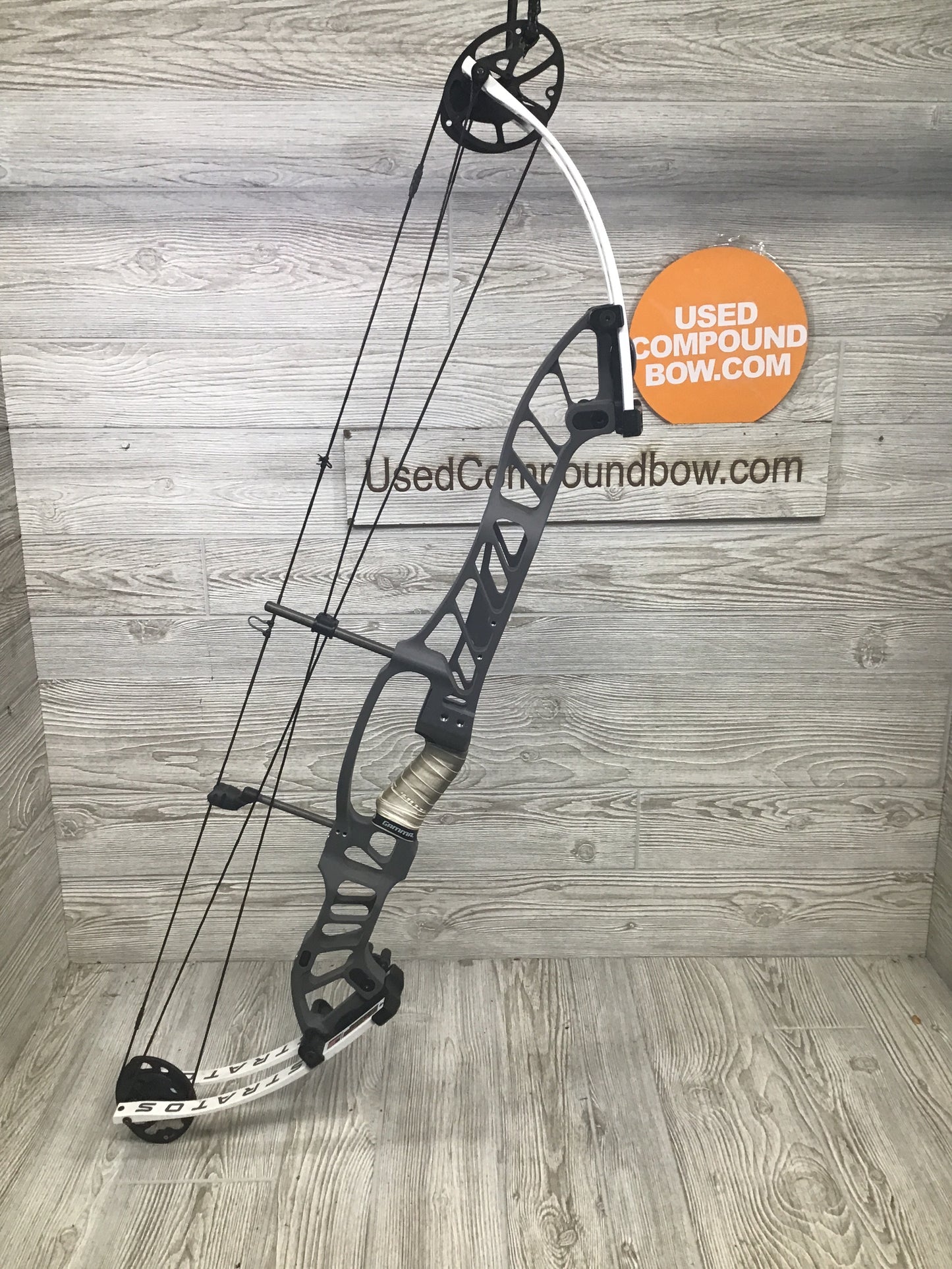 Used Hoyt STRATOS 40 SVX 5 cam Right Handed Slate Gray/White Limbs 50-60#