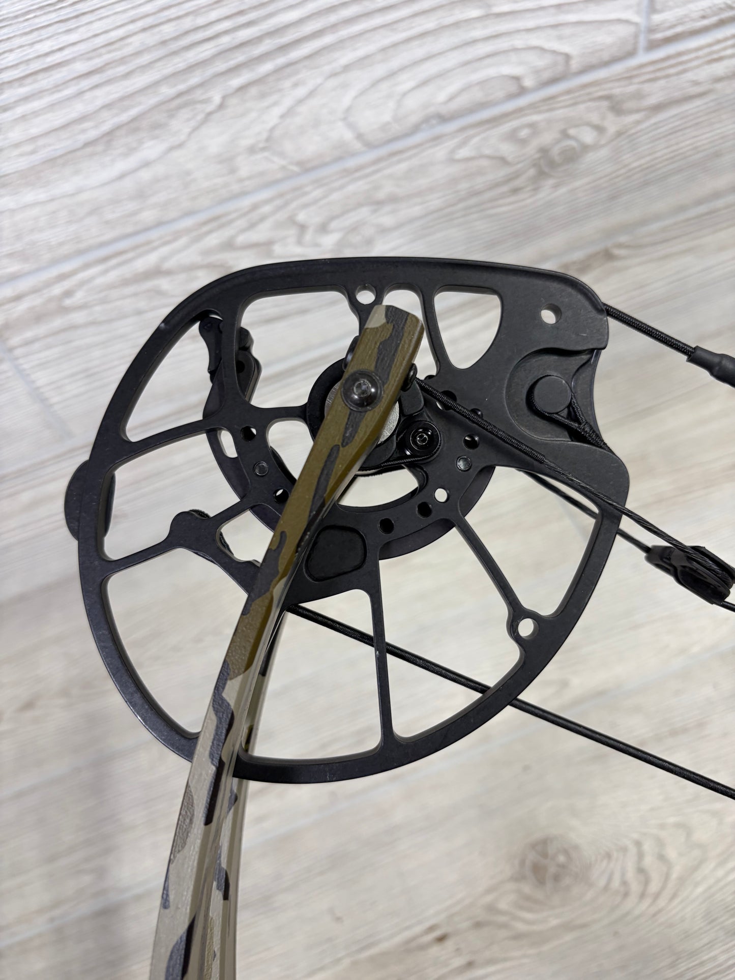 Hoyt RX-9 Ultra Right Handed 60-70# 29" Bottomlands