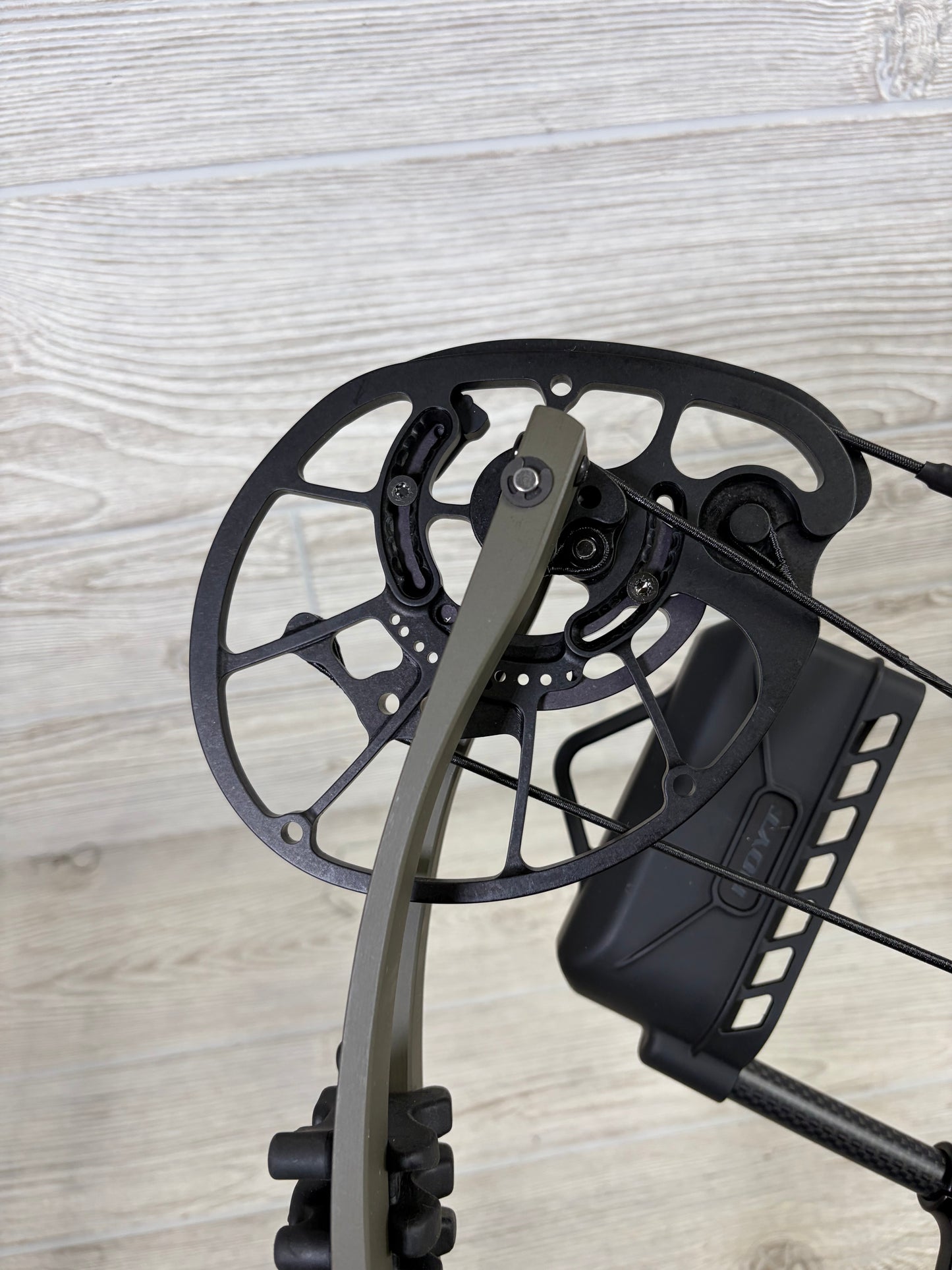 Hoyt VTM 34 Wilderness Right Hand 60-70lbs 26-29" Package