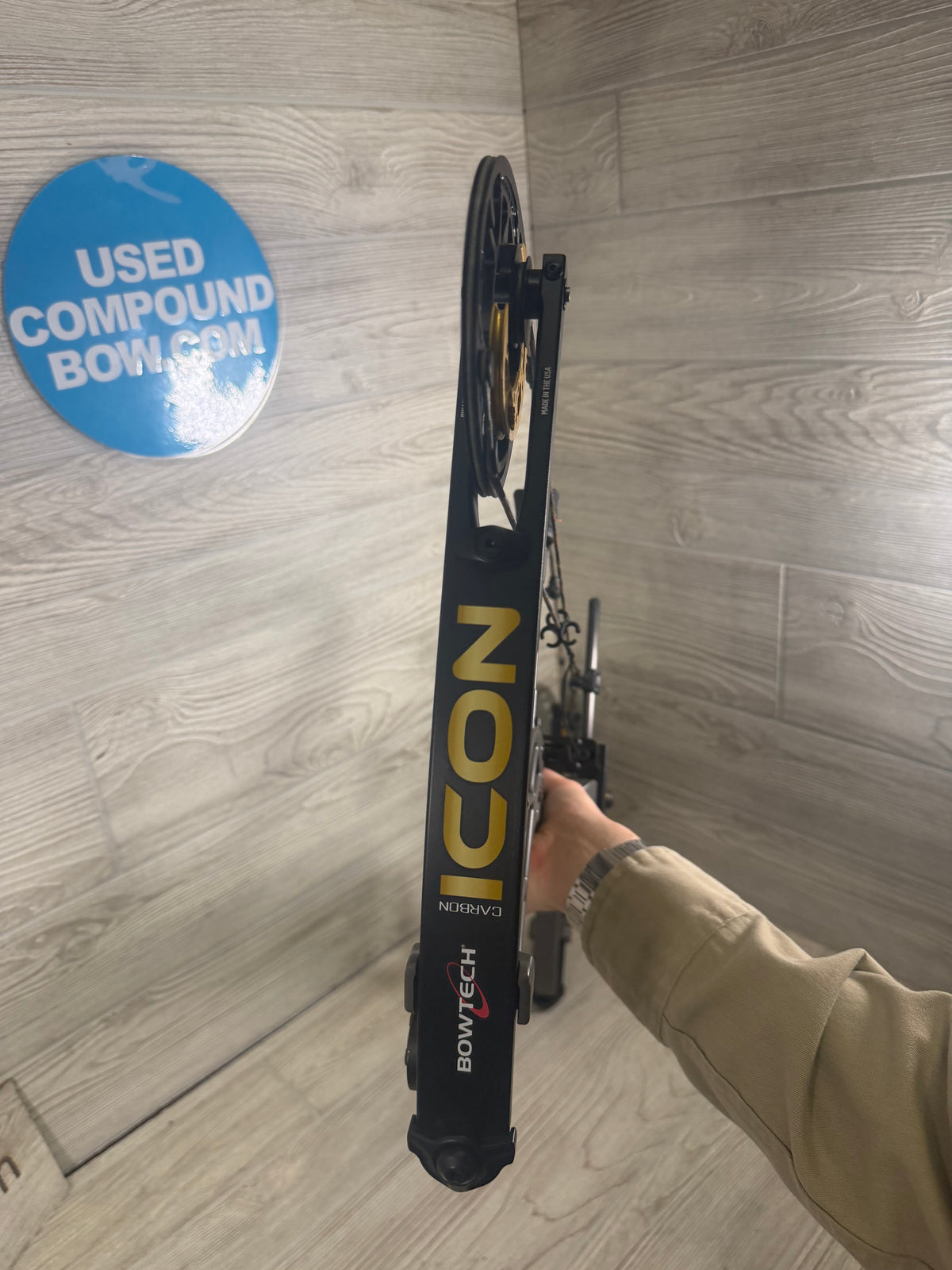 Used Bowtech Carbon Icon 28" 70lb Stealth Gray Right Hand