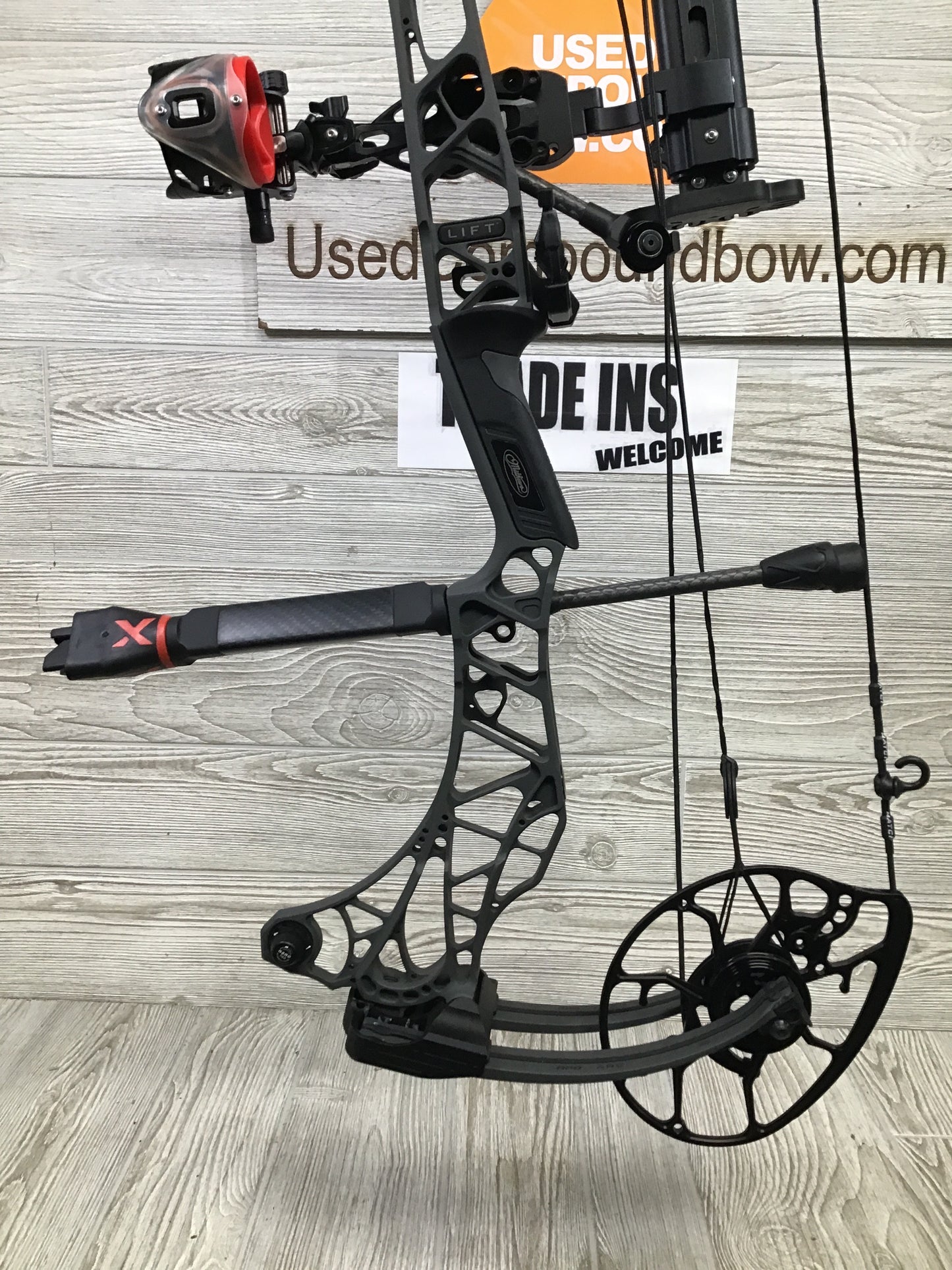 Used Mathews Lift X 29.5 Right Hand Shale 28.5/70 Package