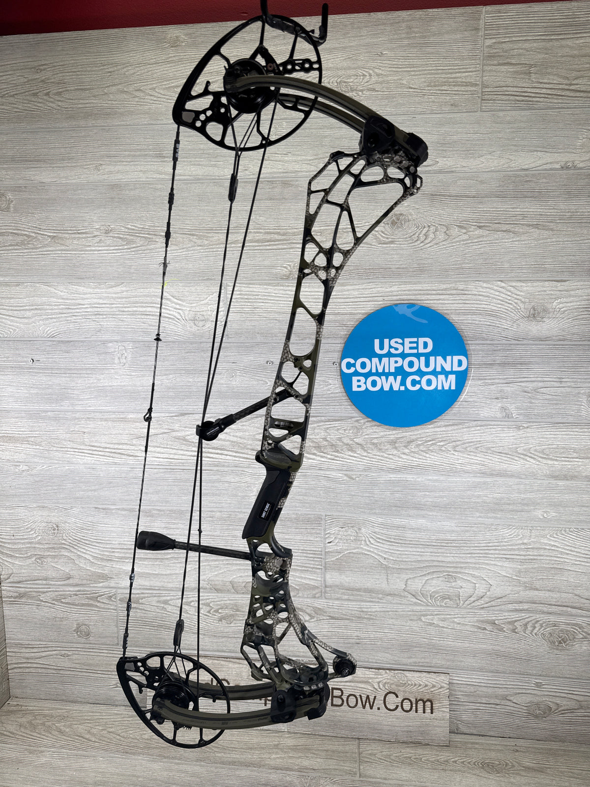 Used Mathews ARC 30 Kuiu Verde Ambush Green Limbs Right Hand Bow
