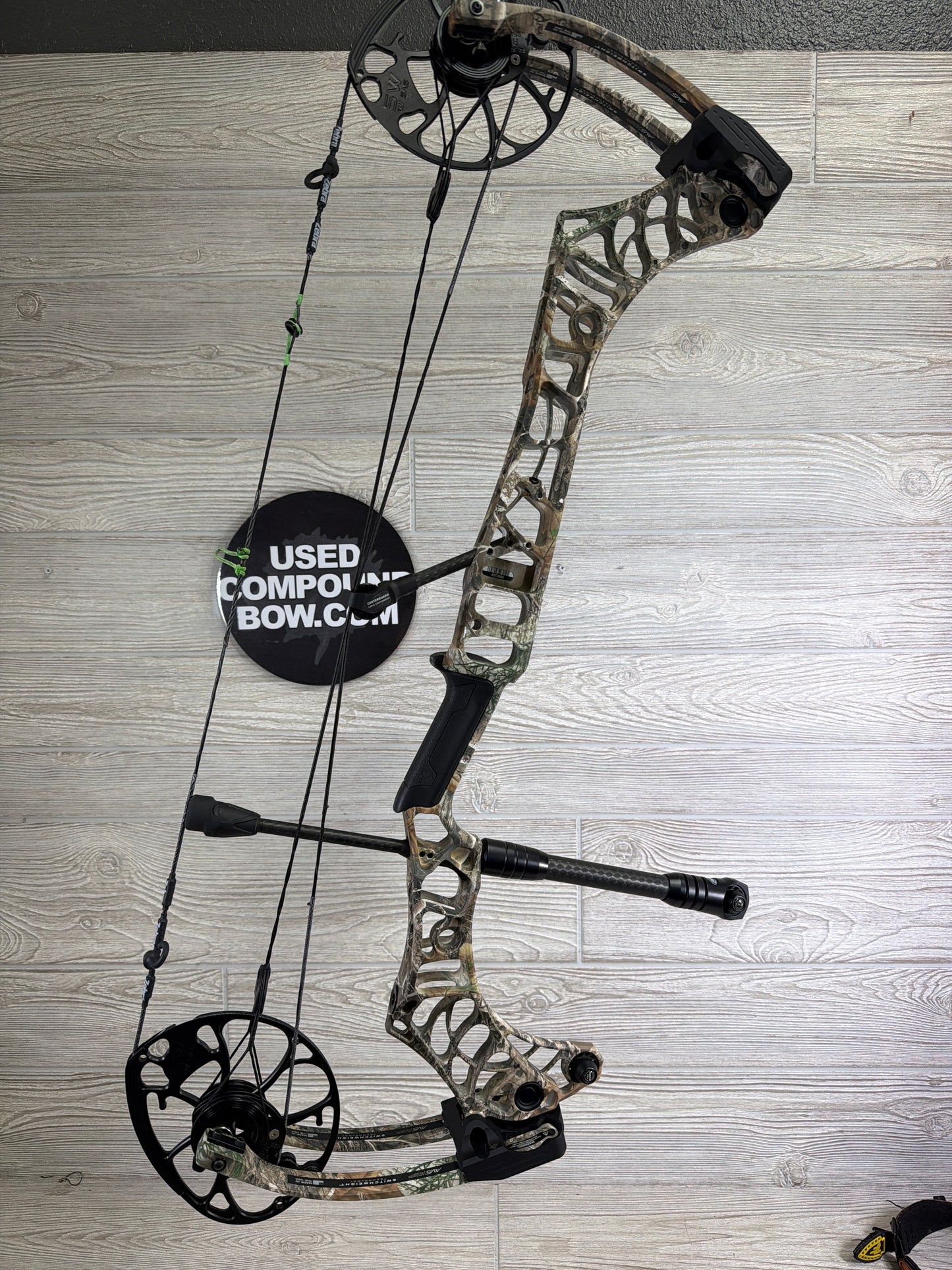 Used Mathews V3X 29 RealTree Edge Right Hand with Black Mathews Flatline 8" stablizer