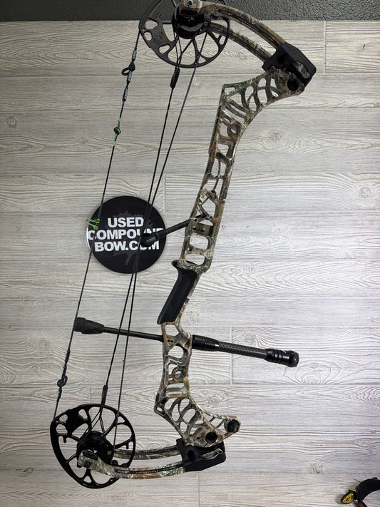 Used Mathews V3X 29 RealTree Edge Right Hand with Black Mathews Flatline 8" stablizer