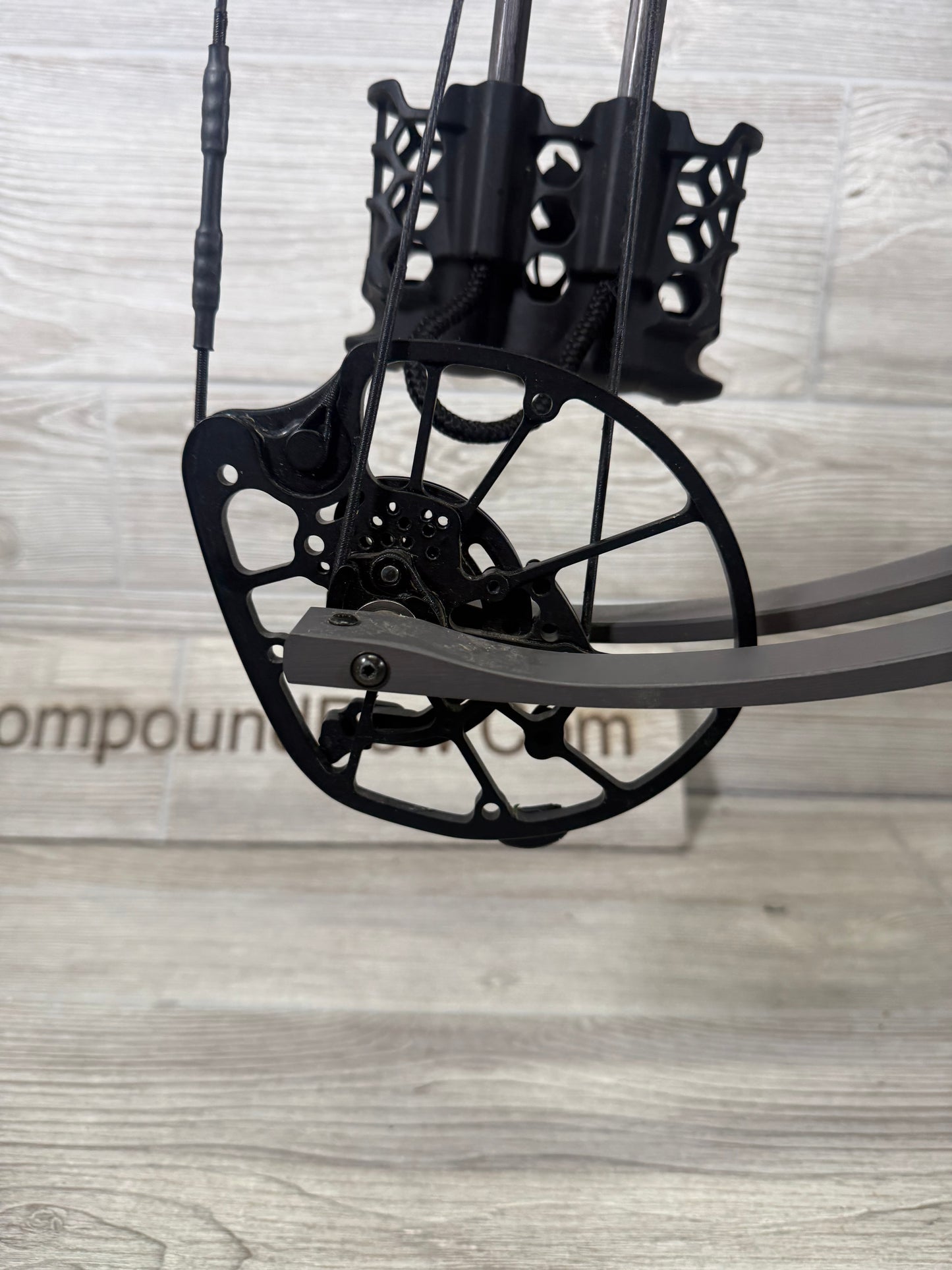 Hoyt RX-8 RH Tombstone Pkg 60-70# 27-32”
