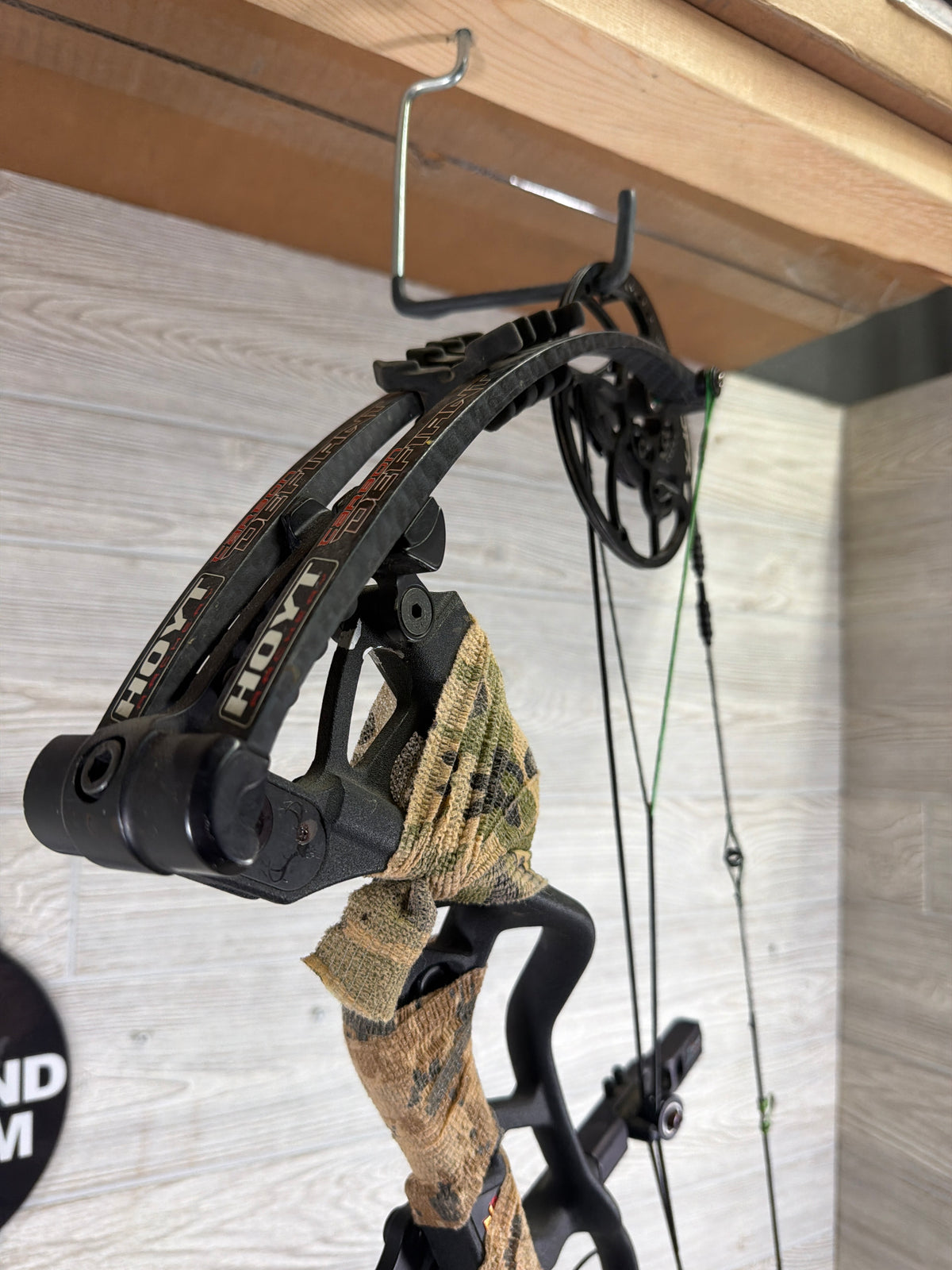 Used Hoyt Carbon Defiant #3 cam 29" 70lb Right Black Bow PKG
