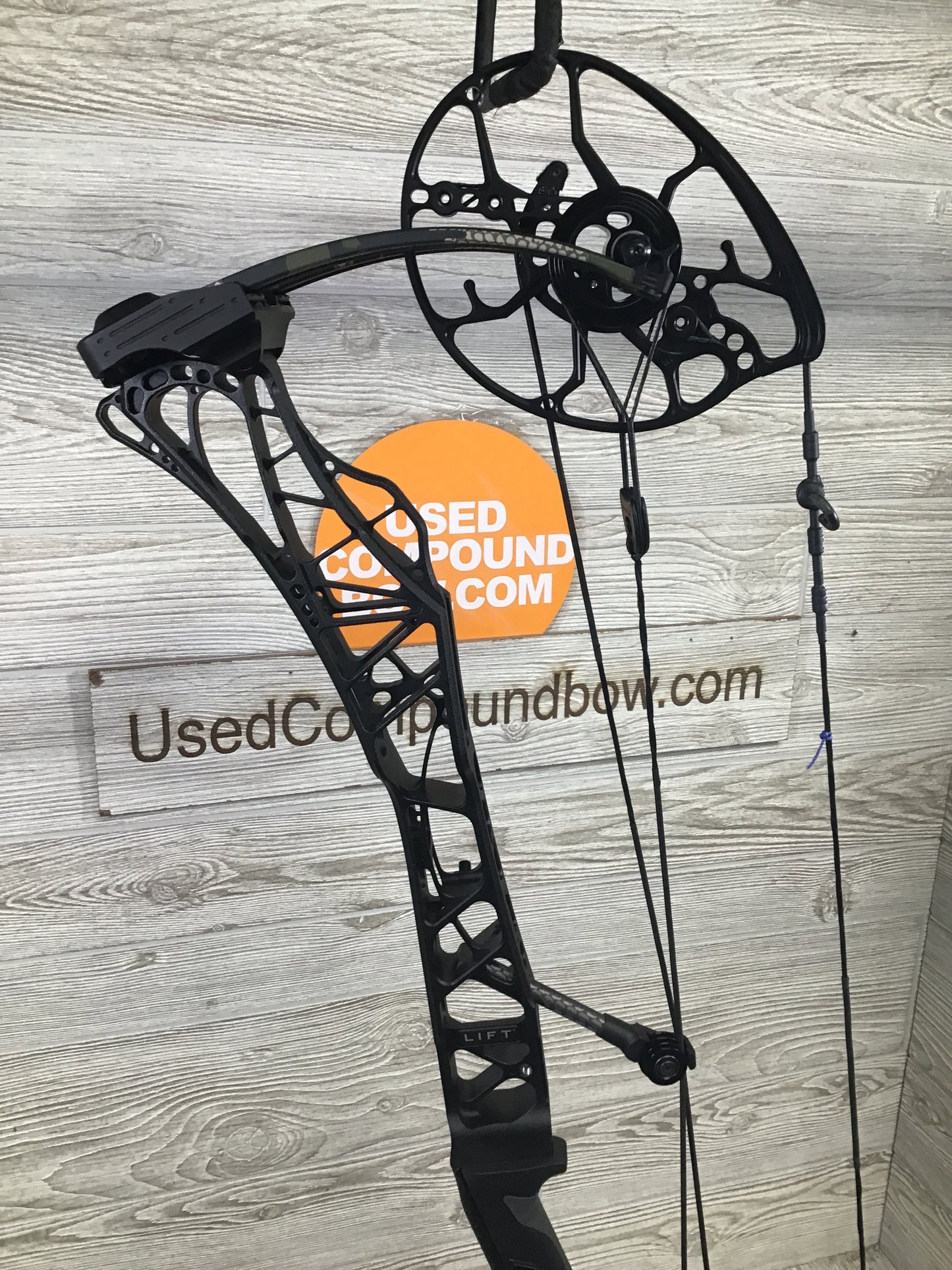 Used Mathews Lift X 29.5 Right Hand Black riser/Kuiu Verde limbs Bow 29.5"/70#
