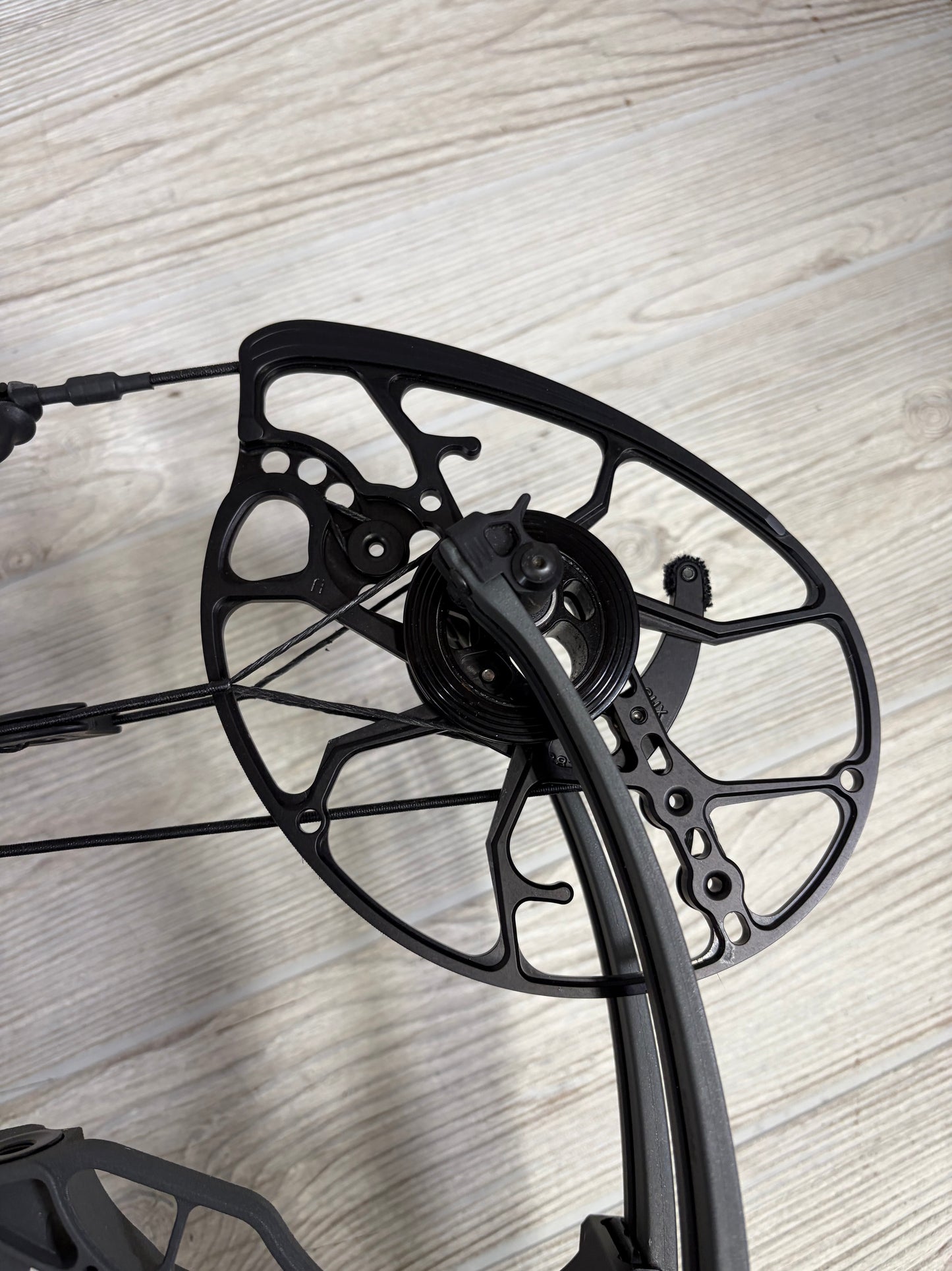 Used Mathews Lift X 29.5 Right Handed Shale with Mathews MX Rest