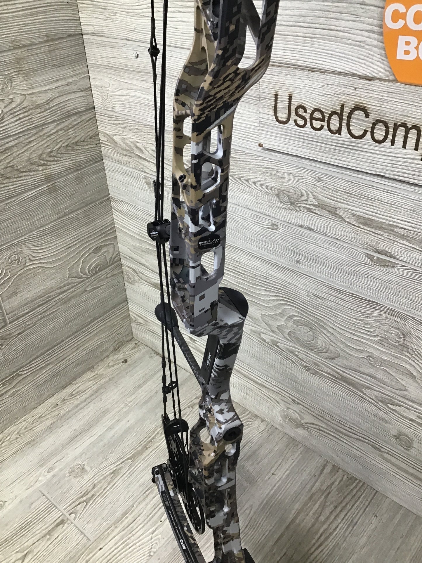 Used Mathews Lift 33 Elevated 2 Right Hand 28.5-60-85