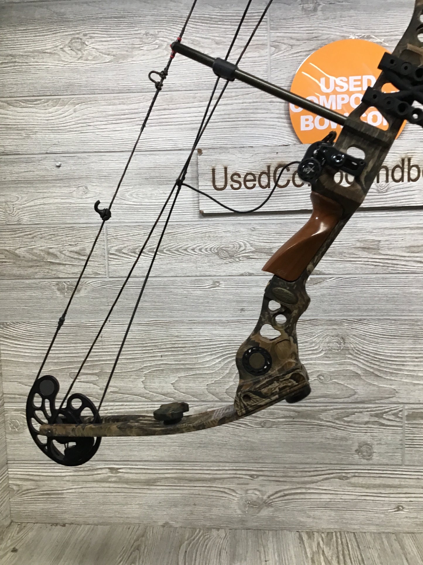 Used Mathews SQ2 Right Handed 28" 70lb Realtree package