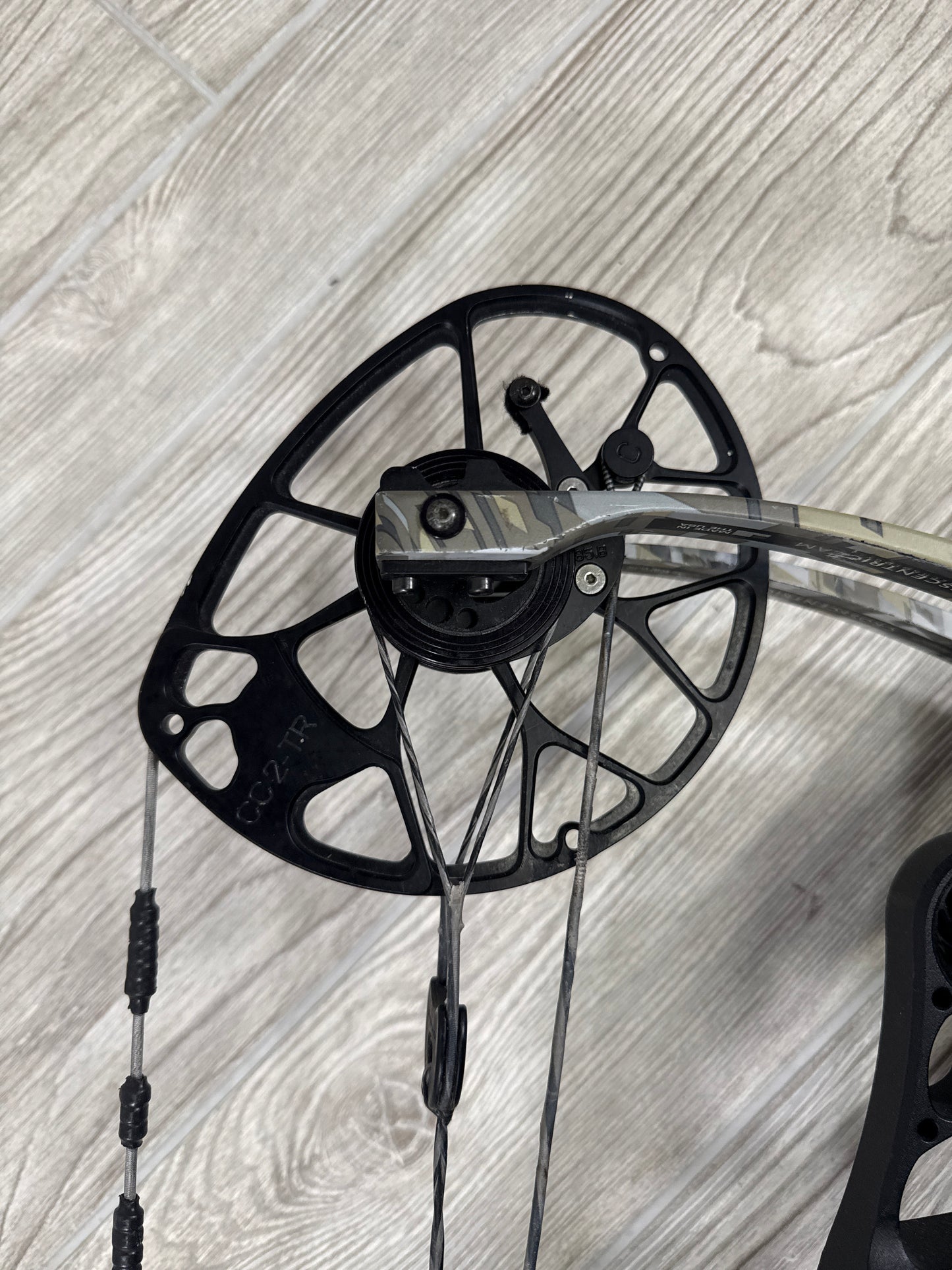 Used Mathews Halon 32 6 Black Riser Elevated II Limbs 30in 70#