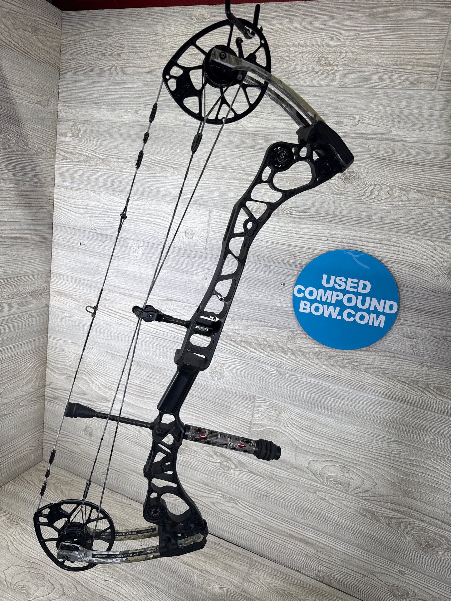Used Mathews Halon 32 6 Black Riser Elevated II Limbs 30in 70#