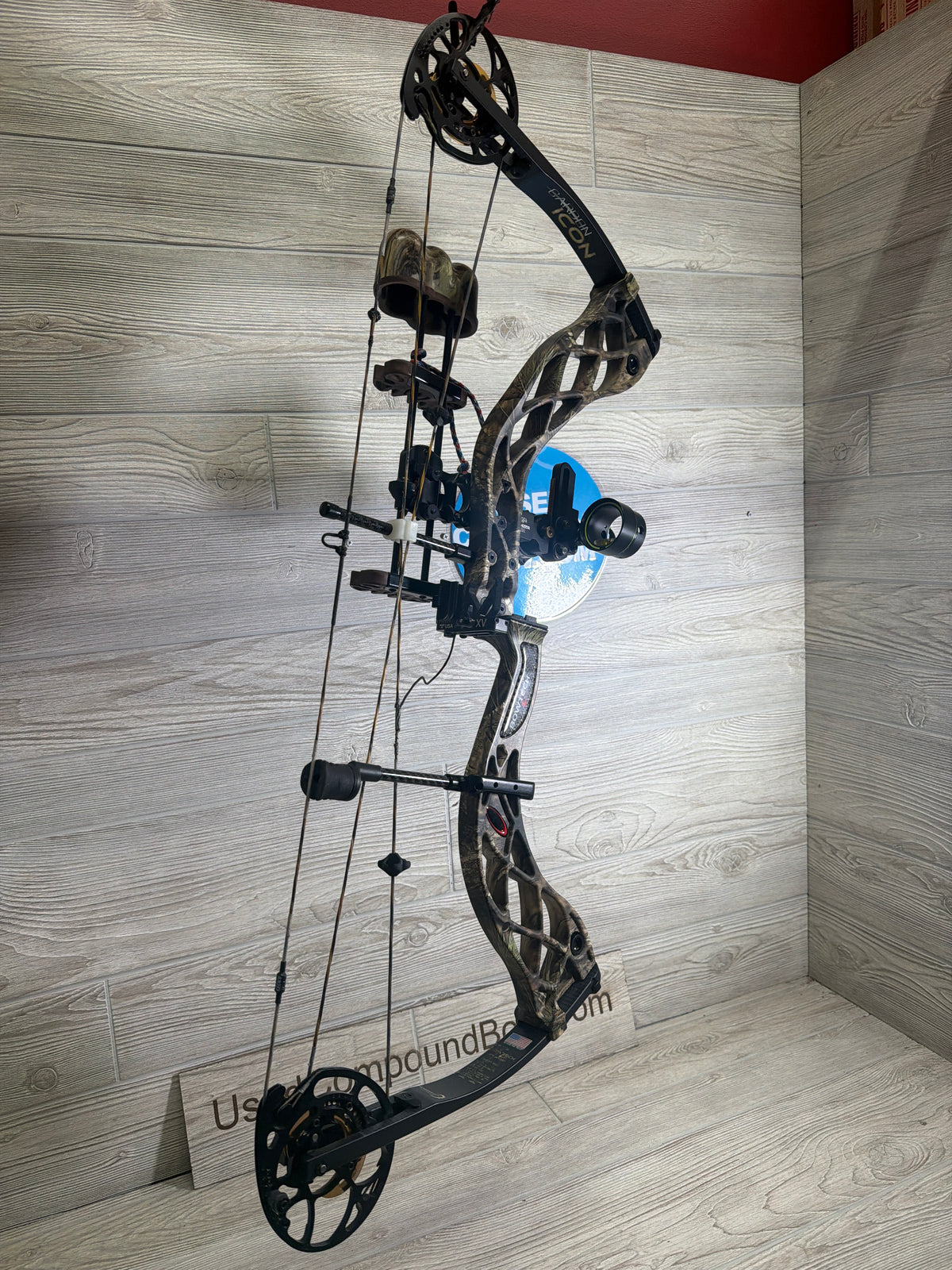 Used Bow tech Carbon Icon 28" 70lb Left Hand Camo Bow Pkg