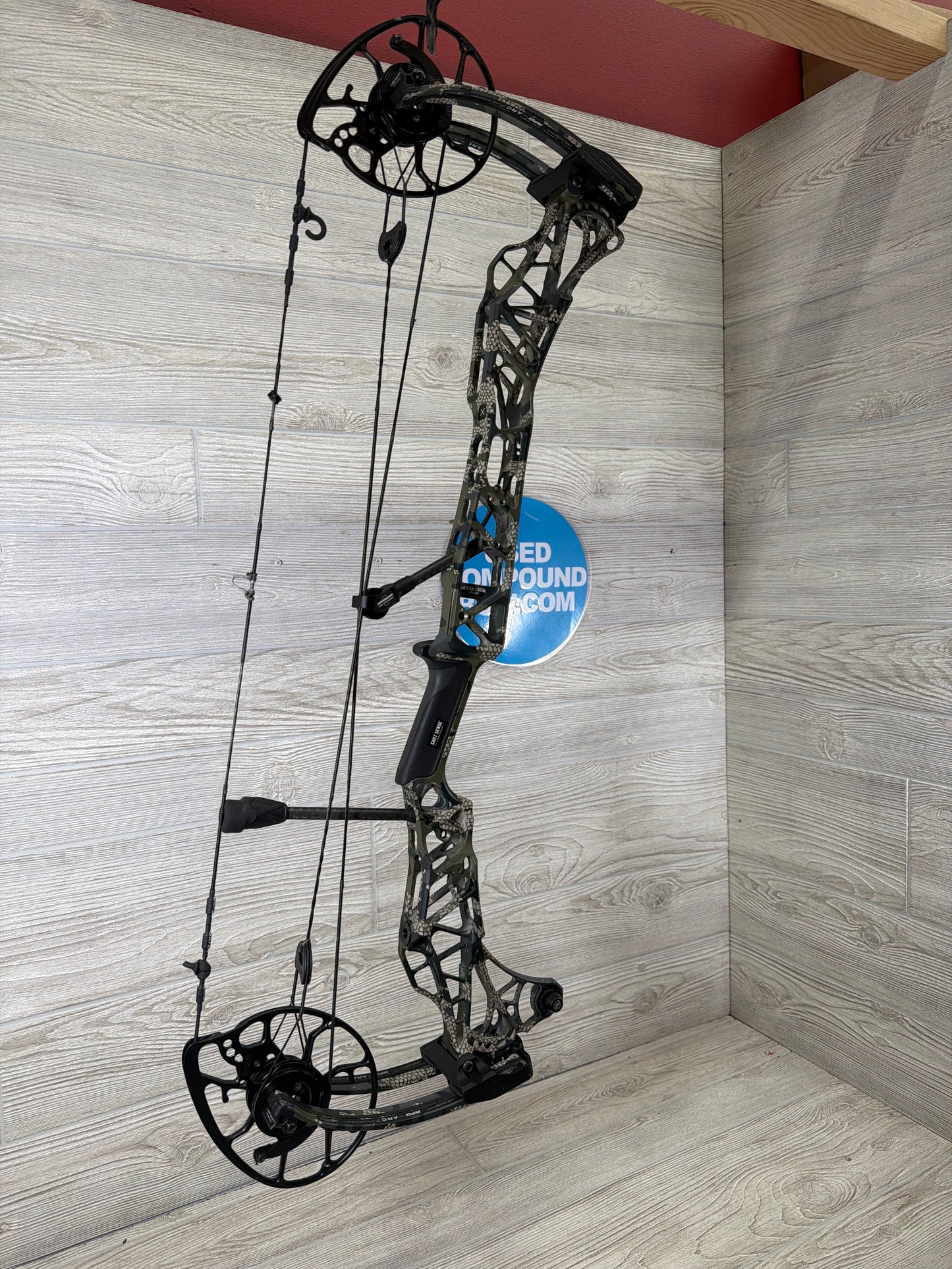 Used Mathews LIFT X 29.5 29" 70lb KUIU RH Bow