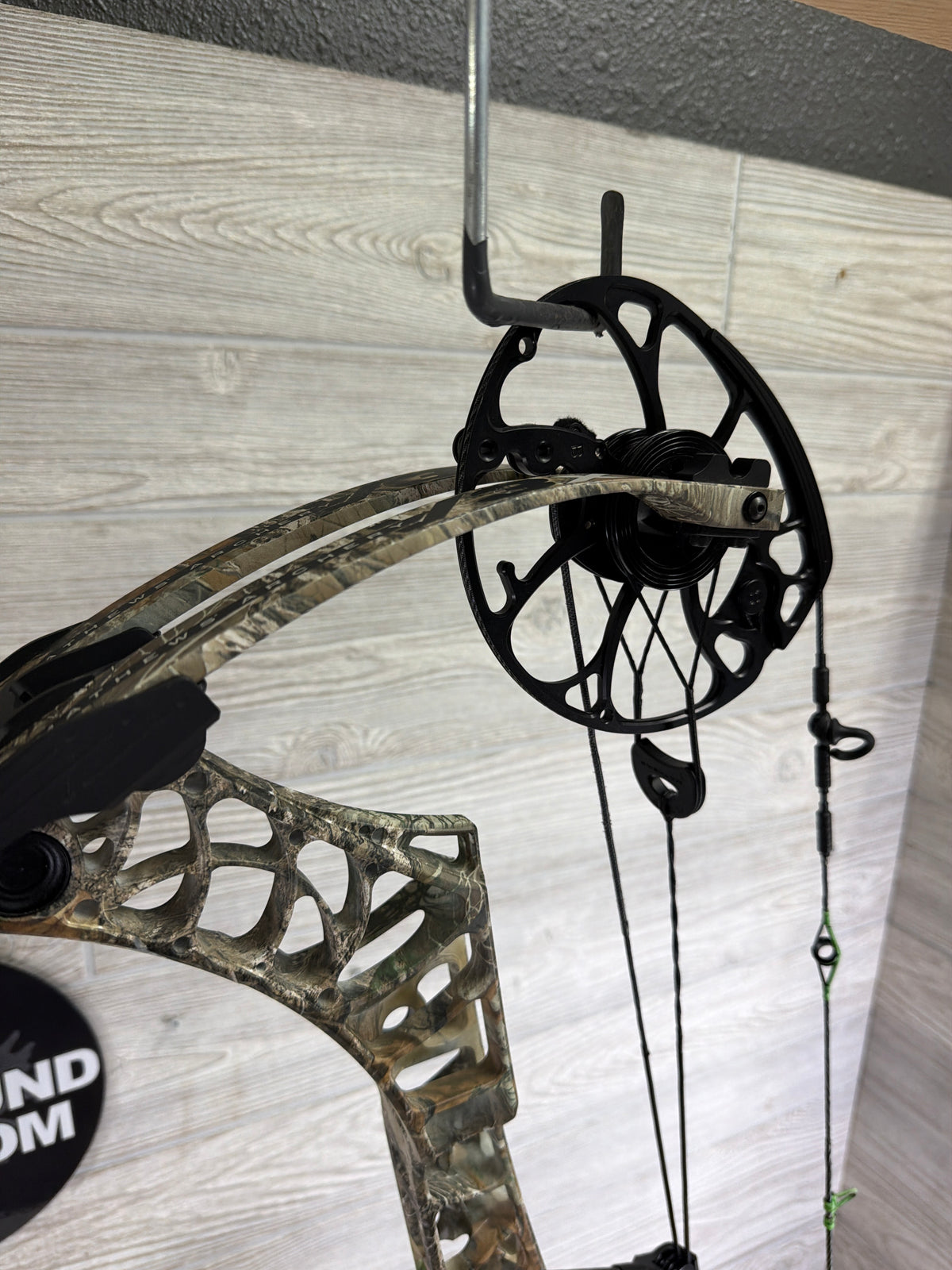 Used Mathews V3X 29 RealTree Edge Right Hand with Black Mathews Flatline 8" stablizer