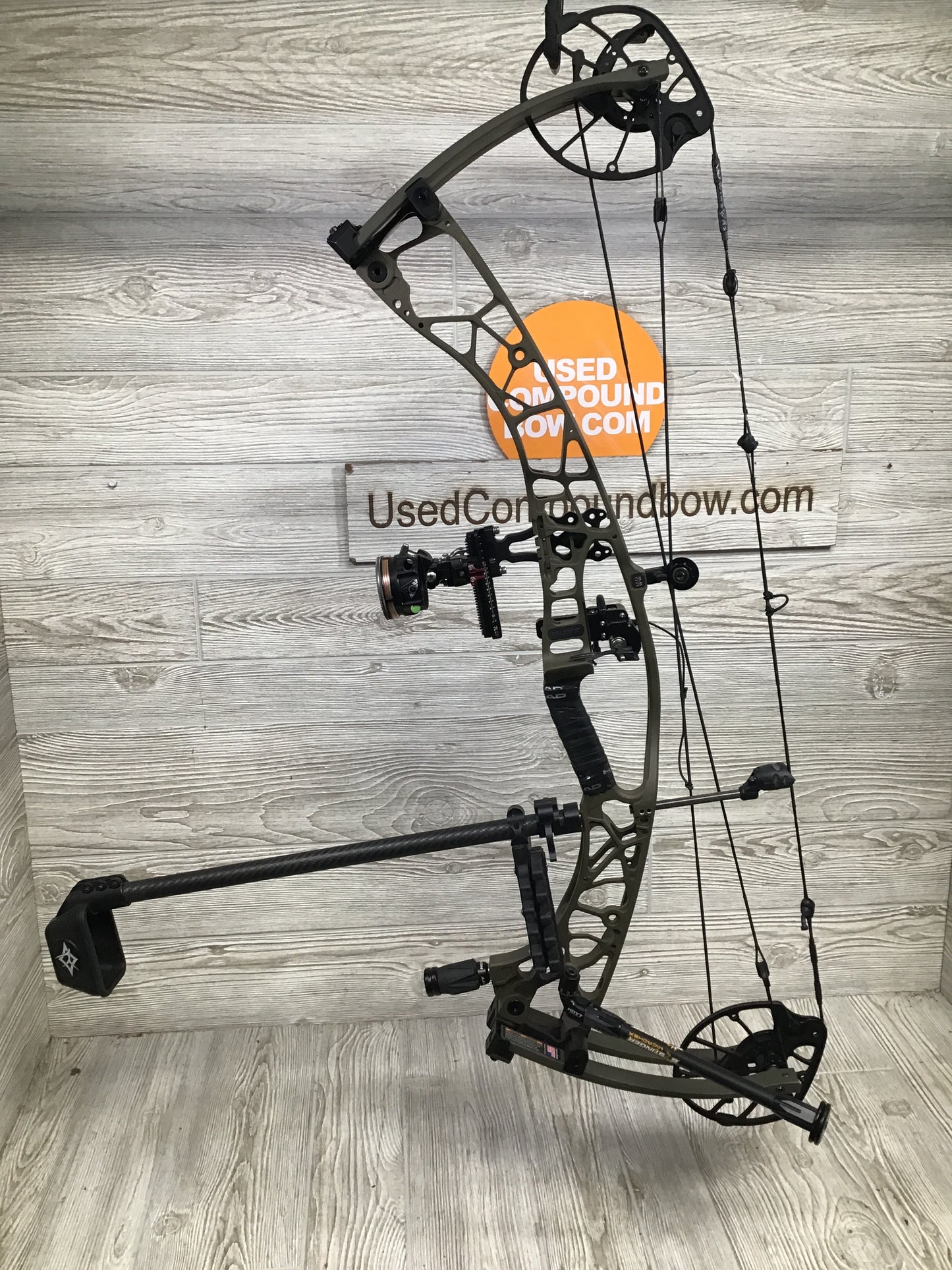 Used Hoyt ALPHA AX-3 33 Right Handed Wilderness 60-70# LOADED